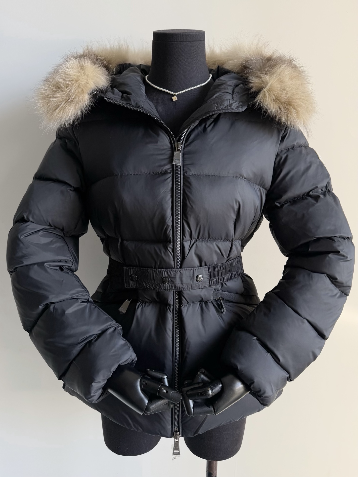 NO:621826,Come with a dust bag and buy a high-quality down jacket that will last for ten years. It took two months to carefully make a brand new product. Moncle·Boed is worth savoring every year~~ There are too many different versions on the market. Please pay attention to our details and take real photos without taking any detours. This piece of real fox fur collar alone feels smooth, dense and fluffy. It is enough to beat the 80% version on the market!! Let’s look at the filling degree of high-quality white goose down.  The velvet has large feathers and few stems, is light and odor-free and keeps you warm. The details of the hardware armband are enough to kill the remaining 20 versions. This year, I will buy this lady's white no matter what. Each piece comes with a dust bag, down jacket, alexander wang19860909配防尘袋买一件穿十年的高品质羽绒服 历时两个月精心制作全新出品 Moncle·Boed每一年都值得细品~~ 市面参差不齐的版本太多 认准我们细节实拍,不走弯路 单单这一片真狐狸毛领 手感顺滑,毛感密集又蓬松 足以吊打市面80的版本 !! 再看优质白鹅绒的填充度 绒朵大羽梗少,轻盈无异味更加保暖 五金袖标细节足以秒杀剩下的20版本 今年无论如何也要入手这件贵妇白 每一件配送防尘袋,,down jacket,alexander wang,Women's clothing