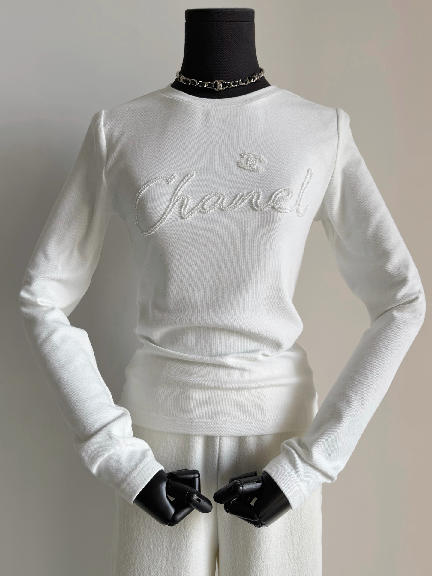 NO:622560,Continue to release beautiful inner layering shirts. No matter what type of jacket you wear, this kind of warm, comfortable and exquisite inner layer is worth stocking up on. Customized extra-large stretch threaded brushed fabric is skin-friendly and delicate, with its own warming effect. It is recommended for customers who pay attention to comfort to wear it closely. Simple hand-sewn beading of letters is time-consuming and labor-intensive, but it is also more refined and advanced. At least two colors are in stock. It is worth buying one, jackets & coats, alexander wang19860909继续发布绝美内搭打底衫 不论你穿什么类型的外套 这种保暖舒适又有小精致的内搭 都值得多囤几件 ~~ 定制超大弹力螺纹磨毛面料 亲肤细腻,自带增温效果 推荐注重舒适度的顾客贴身穿 简约的字母手缝串珠 虽然耗时耗力,却也更加精致高级了 两色起码入库 ,值得买一囤一,,jackets & coats,alexander wang,Women's clothing