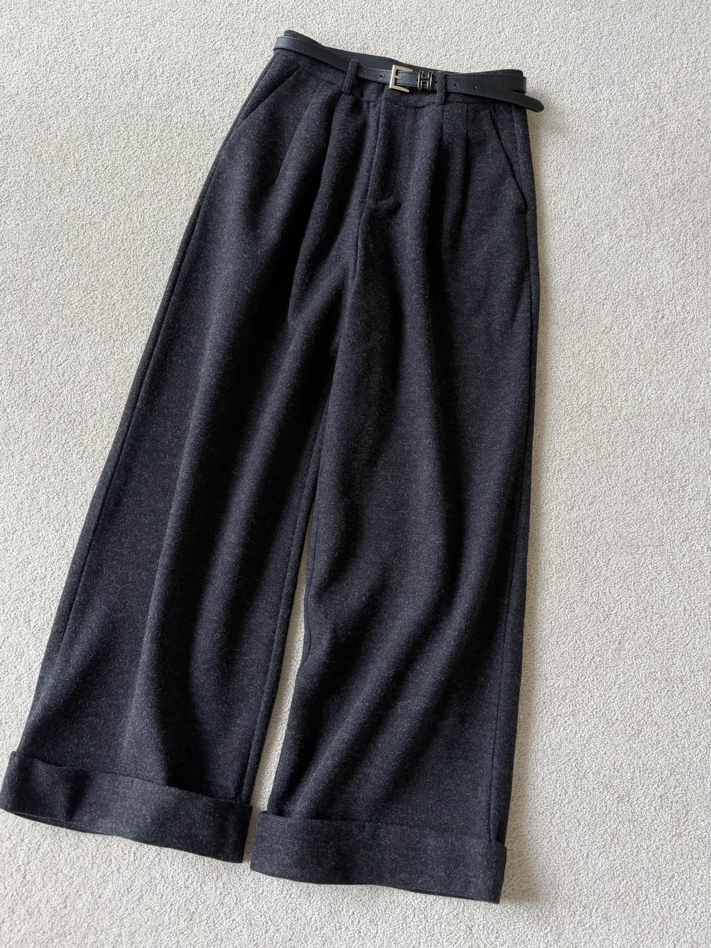 NO:622581,Woolen trousers that can be done in one pair in autumn and winter. Such good materials are not available everywhere in the market. Customized autumn and winter version of thickened wool suit fabric. The surface is finely brushed to make the texture higher and the warmth retention is better. Mid-high waist wide-leg trousers with cuffed hem. Full drape effect, which can be controlled at will without picking the leg shape. Delivered with high-quality soft H-shaped belt. It can also be chilled when paired with other trousers alone. Replacement orders for word-of-mouth models are shipped every day, business suit, alexander wang19860909秋冬一条就搞定的毛呢裤 如此好用料不是市场随处可见到的 定制秋冬版本加厚羊毛西装面料 表层细腻的磨毛处理 使得质感更高,保暖性也更好 中高腰阔腿裤型,下摆翻边 垂坠效果十足,任意驾驭不挑腿型 配送高品质柔软H型腰带 单独搭配别的裤子也chill 口碑款补单现货每天发,,business suit,alexander wang,Women's clothing