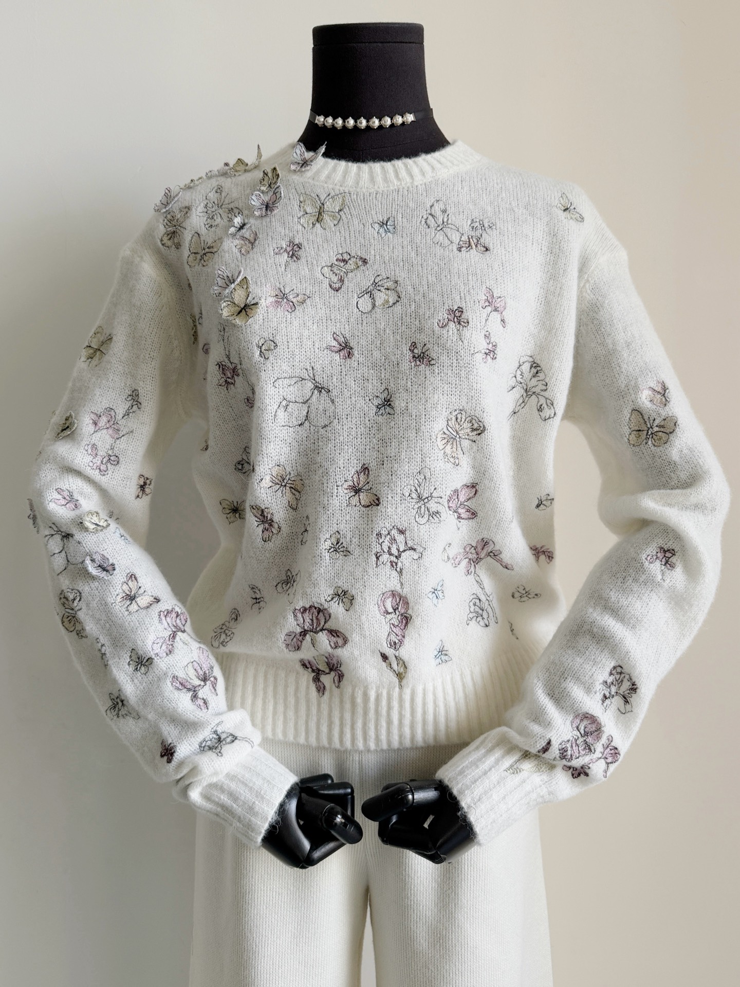 NO:622567,When it comes to 'fairy and expensive' thousand-needle embroidery sweaters, you still have to look at the products produced by dio~. You can feel the fairy spirit floating through the screen. No one can refuse its perfect appearance. Custom-woven and dyed ultra-fine alpaca + cashmere blended wool. The overall softness and delicateness, no pressure when worn next to the body. The elasticity does not set limits on the body shape. Three-dimensional embroidered butterfly details are all over the shoulder. There are also hand-sewn three-dimensional small butterfly chapters on the shoulders.  Craftsmanship, worth buying and savoring, dior, sweaters, alexander wang19860909论“又仙又贵”的万针刺绣毛衣 还是得看dio~出品 隔着屏幕都感受到仙气飘飘 任谁都无法拒绝它的完美品相. 定织定染极细羊驼毛+羊绒混纺毛料 整体柔软细腻,贴身穿无压力 富有弹力的特点对身材不设限 满幅立体刺绣蝴蝶细节 肩部还有手缝立体小蝴蝶章仔 匠心出品,值得你们入手细细品味,,dior,sweaters,alexander wang,Women's clothing