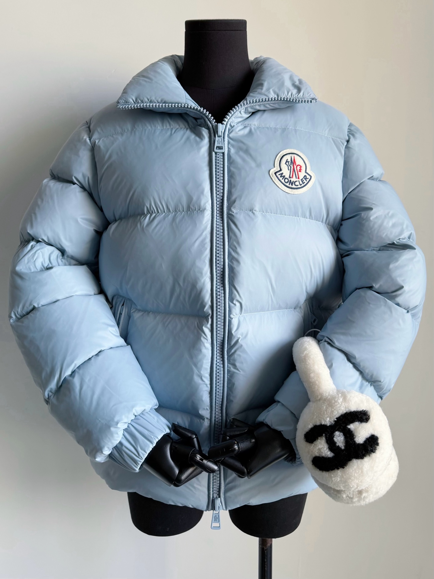 NO:623685,Comes with a dust bag. Moncle·Bosona has been looking for this matte low-key sky blue white goose down jacket all over the Internet. It is really beautiful to my heart!!! The minimalist stand-up collar design bakery jacket is soft and fluffy. I just wore a skin-friendly base layer and the warmth is immediately full~~ The iconic logo label on the chest is finely embroidered. There are also all the accessories and hardware details. I bought it based on my eyes, but I was impressed by the texture.  The first batch of good goods will be shipped every day,,down jacket,alexander wang19860909配防尘袋Moncle·Bosona全网都在找这件 哑光低调天蓝色白鹅绒羽绒服 实物真的是美到我心坎上 !!! 极简立领设计面包服 到手又软又蓬松,直接沦陷 只穿了一件亲肤的打底衫 保暖度就直接拉满啦~~ 胸前标志性logo标签精细刺绣 还有的辅料五金细节都配齐 凭眼缘入手,却被质感折服 首批好货入库每天发,,down jacket,alexander wang,Women's clothing