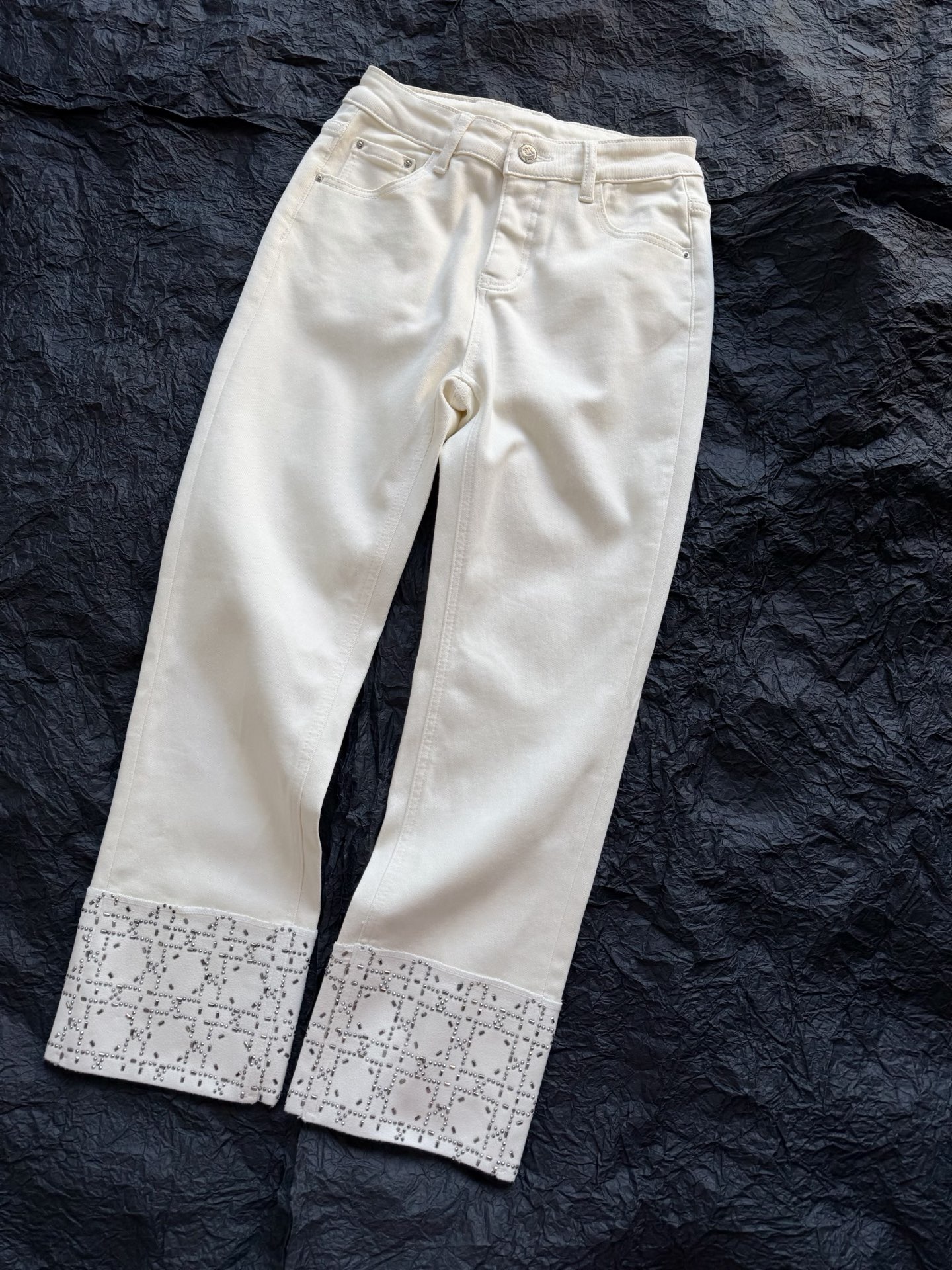 NO:623692,To protect your autumn and winter wear, such exquisite and warm nine-point pants are basically sold out when they arrive!! Customized high-weight stretch denim with fleece bottom, skin-friendly and super warm. Compared with the previous fleece pants, it is slimmer. No matter what leg type, I recommend you to try it boldly. The hem is designed with high-temperature rhinestones and cuffs. Classic D family elements, exquisite and beautiful. Both colors are necessary items for daily use, dior, alexander wang19860909为你们的秋冬穿搭保驾护航 如此精致又有保暖性的九分裤 基本到货都是被抢空的节奏 !! 定制高克重弹力牛仔棉 底抓绒,亲肤又超保暖 比起以往的加绒裤却又更加显瘦 不论什么腿型,我都推荐大胆尝试它 下摆高温烫钻翻边设计 经典D家元素,精致美丽 两个颜色都是日常所需的单品,,dior,alexander wang,Women's clothing