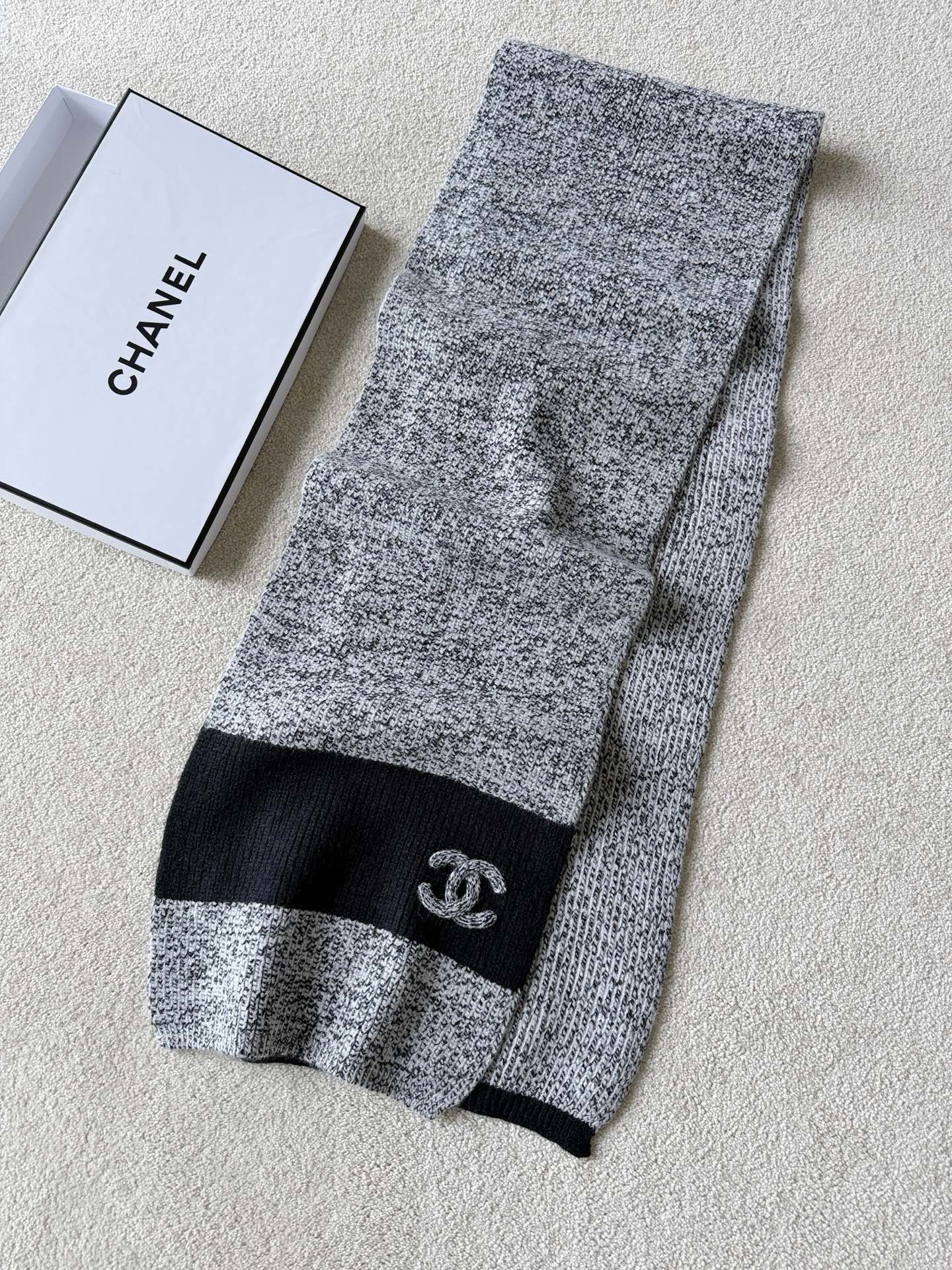 NO:623707,The word-of-mouth scarf has been fully upgraded again this year. Not only is the material better, but the thickness has also been doubled. Customers who want high quality and comfort, hurry up and get this scarf!! Custom-woven and dyed floral gray + black cashmere wool. It is soft and comfortable, thick and feels. It is more secure than the previous knitted scarves. The color is versatile, and the style is also very attractive. The cold hat of the same series is also available. Don’t worry about matching it, hats, alexander wang19860909今年再度全面升级的口碑款围巾 不仅用料更好了,厚度也加了一倍 想要高品质和注重舒适度的顾客 这条围巾赶紧来收 !! 定织定染花灰色+黑色羊绒羊毛毛料 柔软舒适,厚实有手感 比起以往的针织围巾它更有安全感 颜色上百搭不说,款式也是相当耐看 同系列的冷帽也出 一套搭不用费心,,hats,alexander wang,Women's clothing