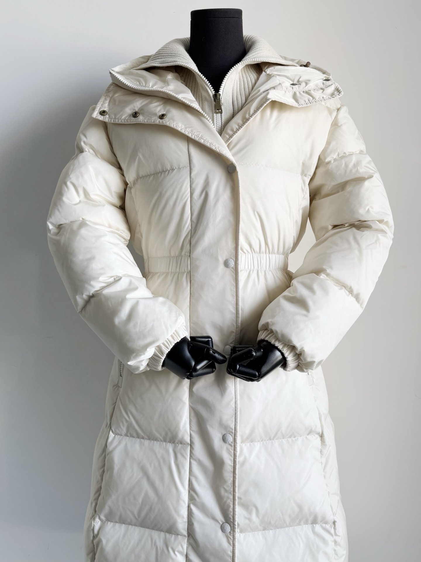 NO:623677,Equipped with a dust bag, the latest version 3.0 of Moncle·Runaway Princess is here. A must-buy for those who are afraid of the cold, a walking duvet!! I can’t wait until the temperature drops again, and it’s hard to find a cabinet of one size. Please look for our real photos, there is no need to question the top version. The light oatmeal tone nylon fabric supplied by customers is undoubtedly No. 1 in windproof and warm. The interior is filled with 90 national standard white goose down. The weight is restored, and you can see the fluffy three-dimensional effect.  Although the whole down jacket is a long down jacket, it has no weight. This is the effect that high-quality white goose down can achieve. It has spliced wool lapels and a waist-cinching lining. It can be worn in a variety of ways to meet different needs. Oatmeal white will be shipped first, and black will be released later. Down jacket, alexander wang19860909配防尘袋Moncle·在逃公主最新3.0版来喽 怕冷星人必买,行走的羽绒被 !! 等不到再降温了柜子一码难求 请认准我们的实拍,顶级版本无需质疑 客供一致淡淡燕麦色调尼龙面料 防风保暖无疑是No.1 内里填充90国标白鹅绒 克重实打实还原,看得到蓬松立体感 整件虽然是长款羽绒服也无自重 这是优质的大绒朵白鹅绒才能做到的效果. 拼接羊毛翻领,内里可收腰 多种穿法满足不同需求 燕麦白色率先出货,黑色稍后出,,down jacket,alexander wang,Women's clothing