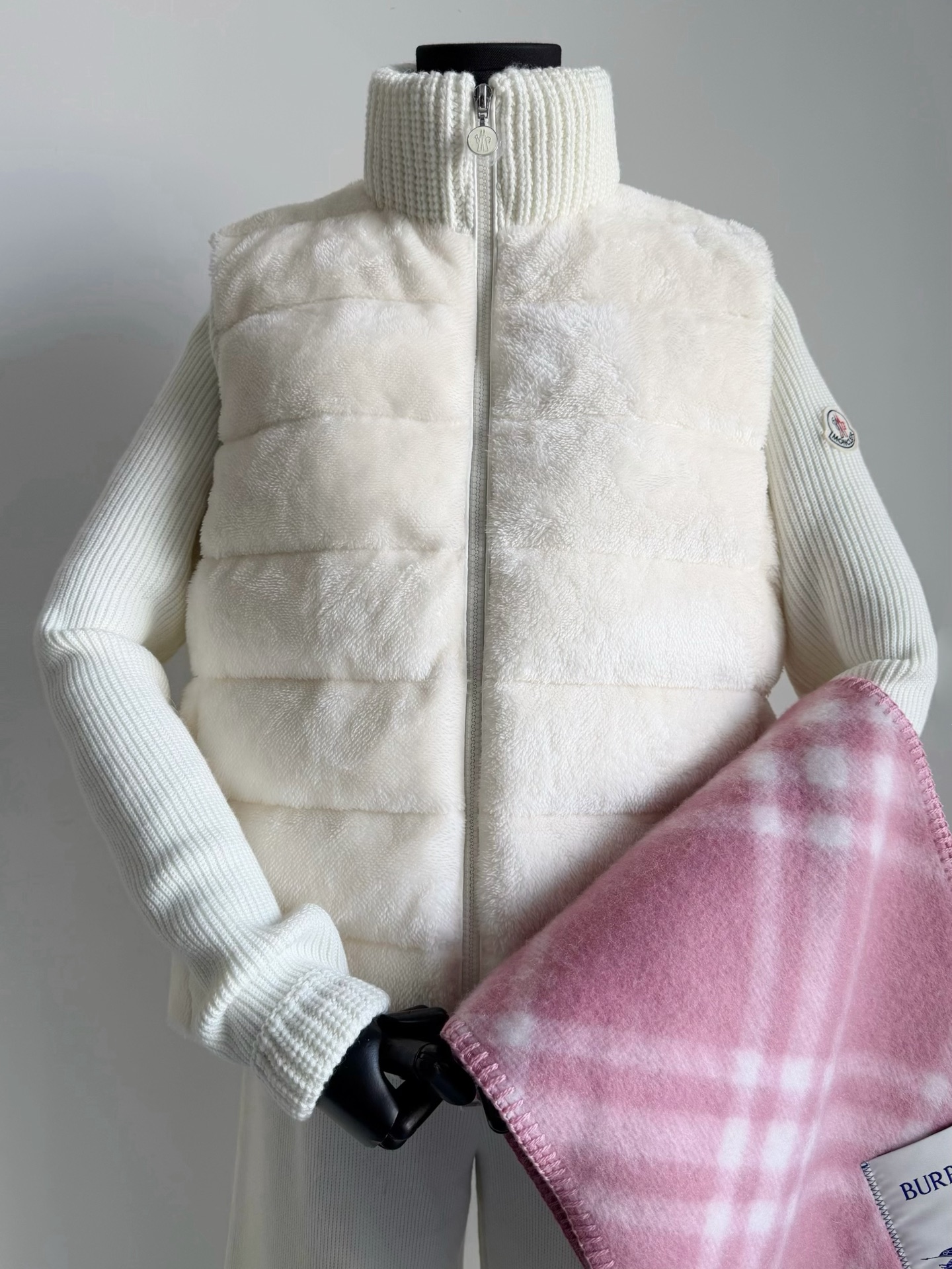 NO:623705,Equipped with dust bags for all my favorite plush ones in autumn and winter ~~ Continue to update my family's top-notch spliced down jacket series. This year, look for our products and store them in the cabinet. The most popular and top-quality ones. Updated polar fleece spliced wool sleeves. It is still the national standard white goose down filled down jacket. The materials we use are undoubtedly good, including a full set of hardware accessories, identification signs and high-end dust bags for delivery, etc., so that you can buy and sell without pressure. It is more recommended to keep it for yourself,,down  jacket,alexander wang19860909配防尘袋秋冬挚爱毛绒绒的一切 ~~ 继续更新我家顶级·拼接羽绒服系列 今年认准我们出品 收纳到柜子里最热门也是最顶级的品质 更新摇粒绒拼接羊毛袖 依旧是国标白鹅绒填充羽绒服. 用料上我们是毋庸置疑地好 包括全套五金配件,识别标识 以及发货配别的高级防尘袋等等 都让你们买卖无压力,自留更推荐,,down jacket,alexander wang,Women's clothing