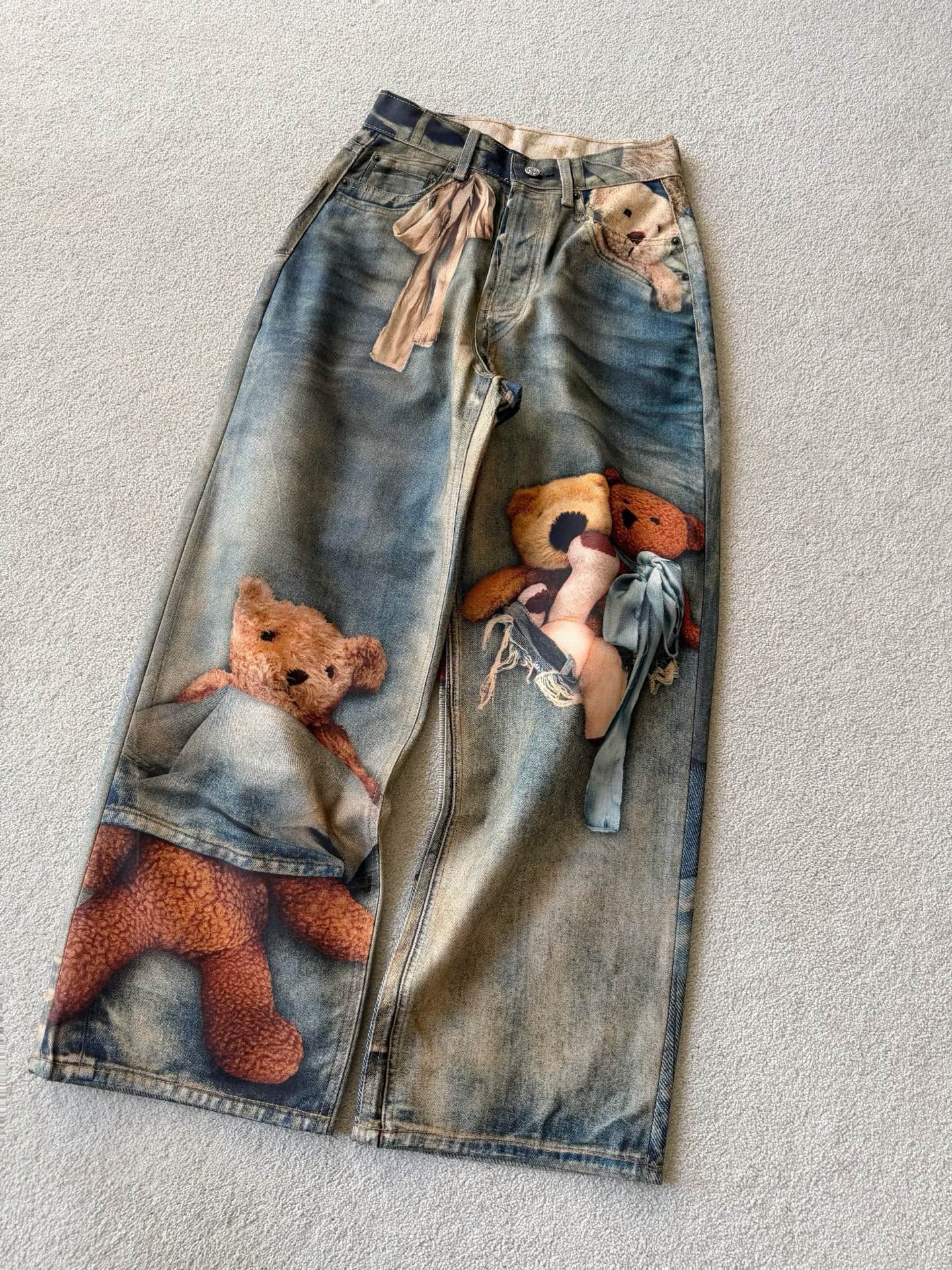 NO:625312,Acn, you are so good at making pants!! You really don’t want to keep one pair for yourself. 3D printing technology is carried out to the end. The coffee-colored bear print is full of autumn and winter atmosphere. There are many bloggers on the sweet potato. It goes without saying that it is of high quality and is made by imported machines. My ac is a special production line separate from other jeans. The process is indeed different. It is cute and fashionable and runs through the four seasons. It gives people an excellent aesthetic feeling when used in any way. Jeans, alexander wang19860909Acn你也太会做裤子了 !! 出一条自留一条真的不嫌多 将3D印花技术进行到底 秋冬氛围感满满的咖色小熊印花 红薯上已经很多博主上身 无需多言的高品质,进口机器制作 我家ac都是专门的生产线 和别的牛仔裤分开来,工序确实是不一样 又乖又时髦,贯穿四季 任意驾驭都给人审美极好的感觉,,jeans,alexander wang,Women's clothing