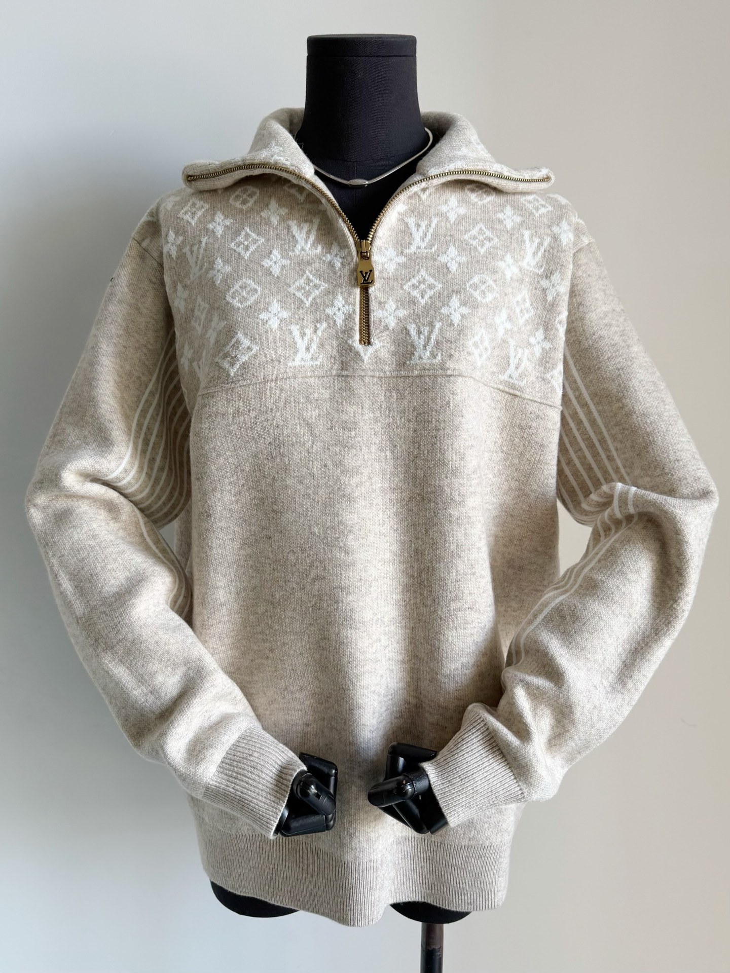 NO:625309,a 1V·25PF sweater that was sold out as soon as it was put on the shelves. Sure enough, everyone's aesthetic is still online. I bought it offline at a higher price. It is actually a very thick piece and will not collapse. It is custom-woven and dyed oatmeal-colored sheep wool. It is finely woven to restore density and feels soft and thick. The jacquard logo is positioned on the front and back. It is not inferior to a thin down jacket. The half-zip lapel has a youthful feel. A sweater that can be shared with family members/girlfriends.  Loose and no restrictions, the first batch of good products are fully stocked, sweaters, down jacket, alexander wang19860909a 1V·25PF一上架就抢空的毛衣 果然大家的审美还是在线的 线下加价购入yb 其实是很厚实的一件,不会软塌 定织定染燕麦色绵羊毛毛料 精细织造还原密度,手感软糯厚实 前后定位处理提花logo 完全不输一件薄款羽绒服 半拉链翻领少年感满满 可以和家属/闺蜜共享的毛衣 宽松不设限,首批好货全码入库,,sweaters,down jacket,alexander wang,Women's clothing