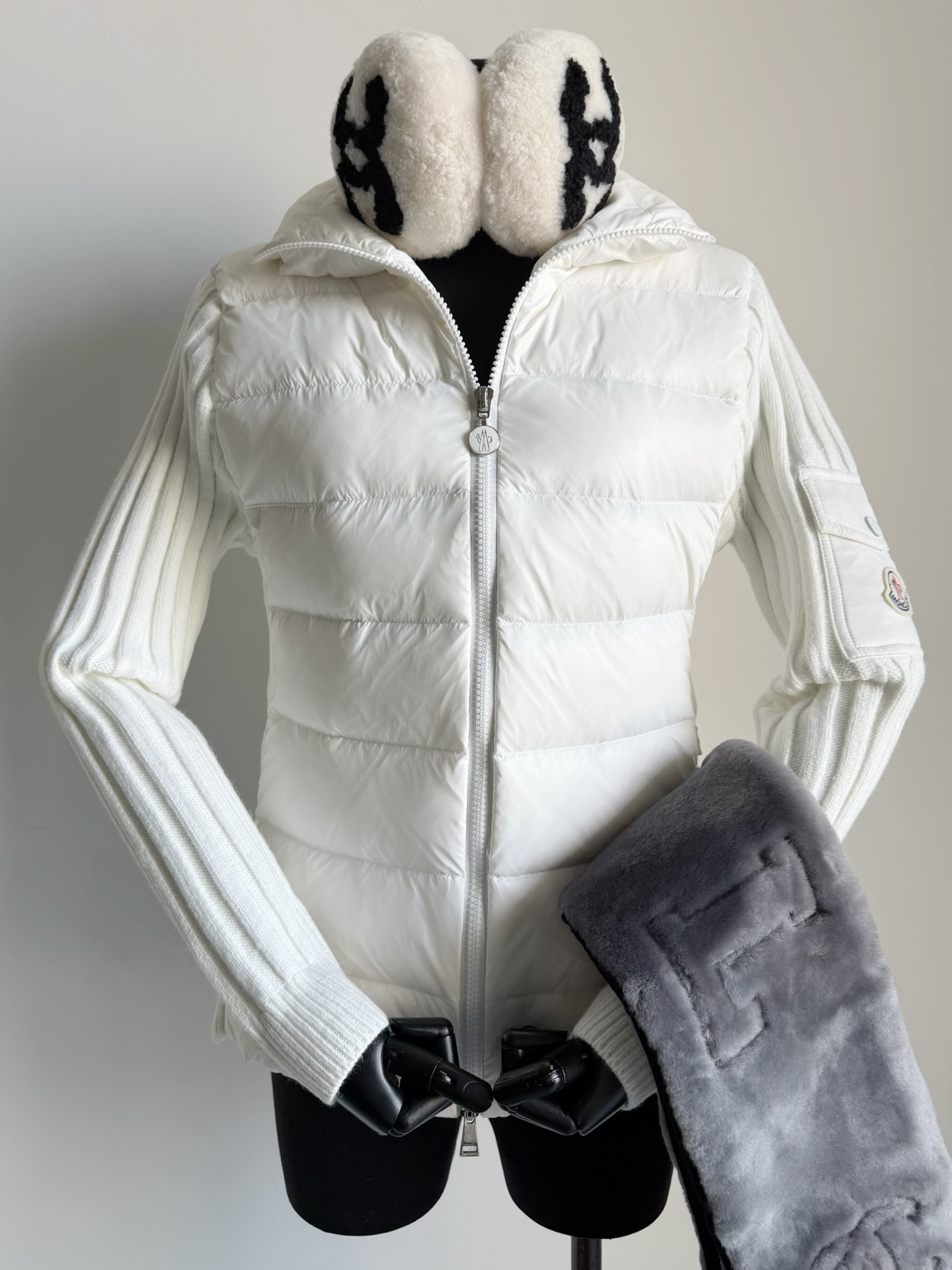 NO:625297,The Moncle spliced down jacket with dust bag completely made me fall in love. The new model is coming and it is my own rhythm~~ You can’t blame me for being partial to the wool splicing design of Mengjia. It is worn too frequently in daily life. Comfortable at home and in a heated indoor environment. This kind of small jacket is just right and unrestrained. Compared with thickened down jackets, it has no limitations. Only southerners understand my warmth and coldness. Customized nylon fabric, off-white/lotus pink  Spliced wool knitted sleeves and knitted back, extremely elastic. Filled with 90 national standard white goose down. It is both warm and slimming. I fall in love with it everywhere. Jackets & coats, down jacket, alexander wang19860909配防尘袋让我彻底沦陷的Moncle拼接羽绒服 新款来了又是自留的节奏~~ 不能怪我偏心蒙家的羊毛拼接设计 日常穿着频率太高了 舒适宅家·有暖气的室内环境 这种小外套就恰到好处,无拘无束 比起加厚的羽绒服更加没有局限性 只有南方人才懂我的冷暖. 定制尼龙面料米白色/藕粉色 拼接羊毛针织袖针织后背,弹力极大 填充90国标白鹅绒 既做到了保暖有有层次地显瘦 哪哪都在我的心头爱上,,jackets & coats,down jacket,alexander wang,Women's clothing