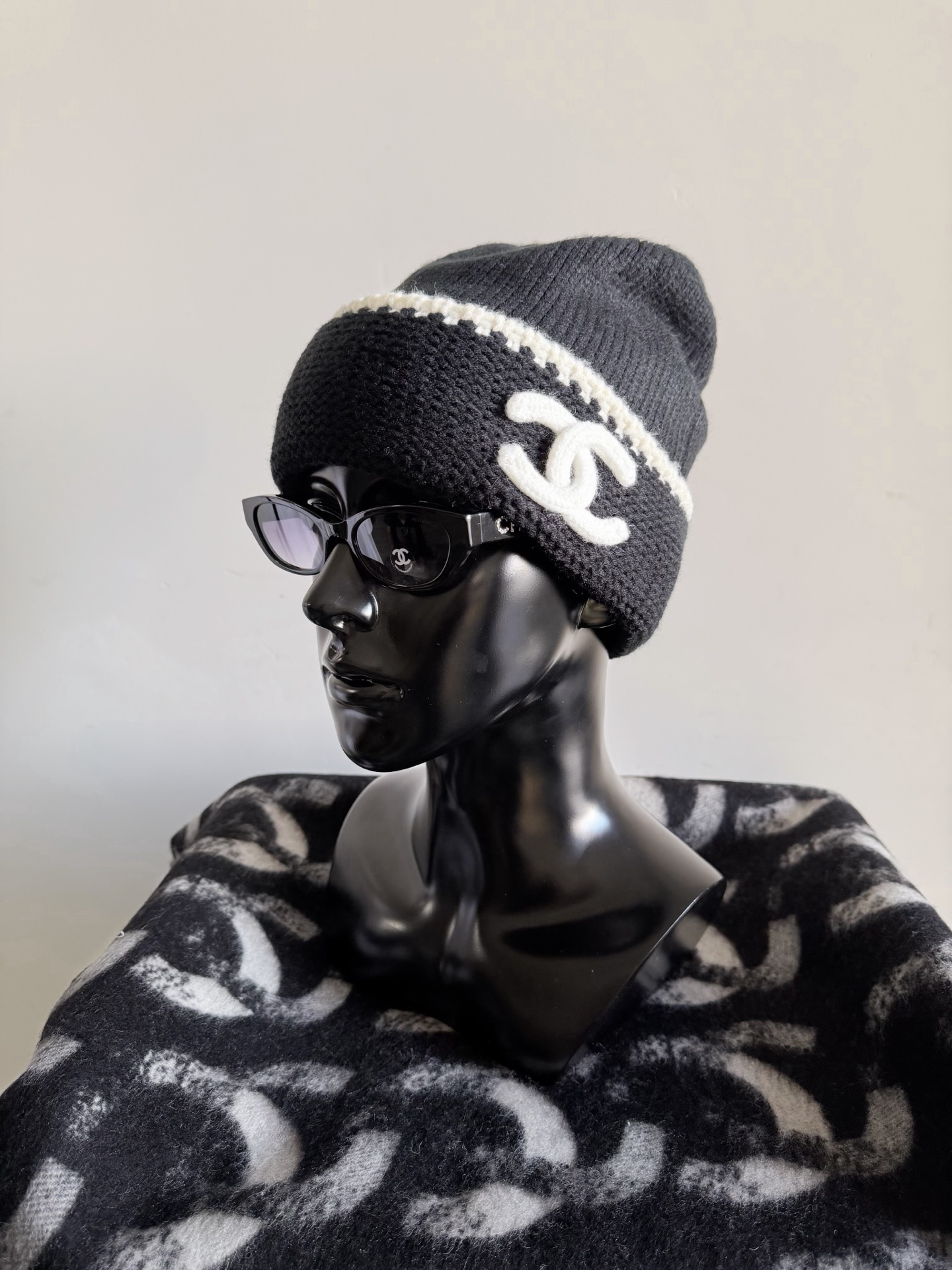 NO:626275,Already sold 1,000+ pieces based on a matching picture. Your taste is really sharp!! A classic cold hat that can be worn endlessly. Custom-woven and dyed cashmere wool. Thick knitting with rich layers. The closing and jacquard details are very delicate. I never tire of it, and I am not picky about the matching. The elastic weaving method has no limit on head circumference. No matter whether you have a big head, a small head, a flat head, etc., wearing it can beautify your head shape, and it will look great in photos, hats, alexander  wang19860909靠一张搭配图已经销售出1000+ 你们的眼光真的毒辣 !! 无限循环佩戴的一顶经典冷帽 定织定染羊绒羊毛毛料 富有层次感的粗针针织 收口以及提花细节都很细腻 百看不厌,对搭配也是完全不挑 富有弹力的织法对头围不设限 不论大头小头/扁头等 戴上都能美化头型,拍照嘎嘎出片,,hats,alexander wang,Women's clothing