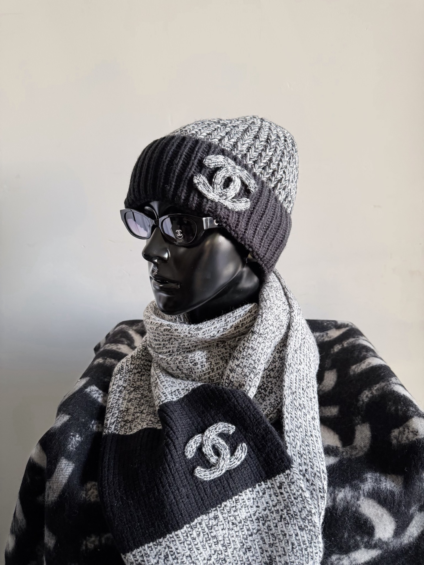 NO:626339,It is still a well-known knitted cold hat. This year's new upgraded version. This fashionable floral gray is unforgettable!! It is more casual and comfortable than the previous style. The cashmere wool material is elastic and the contrasting double C three-dimensional logo embellishment design looks good no matter what type of clothes it is paired with. The floral gray knitted scarf of the same series is also available. You can see our hat shape/curvature and the texture that you get, it is easy to beat the market, hats, alexander wang19860909依旧是口碑款针织冷帽 今年全新升级版本 这个时髦花灰色让人过目不忘 !! 比以往的款式更休闲自在 羊绒羊毛毛料富有弹力 撞色双C立体logo点缀设计 不论搭配什么类型的衣服都好看. 同系列的花灰色针织围巾也出 看得到我们的帽型/弧度 以及到手的质感都轻松吊打市面,,hats,alexander wang,Women's clothing