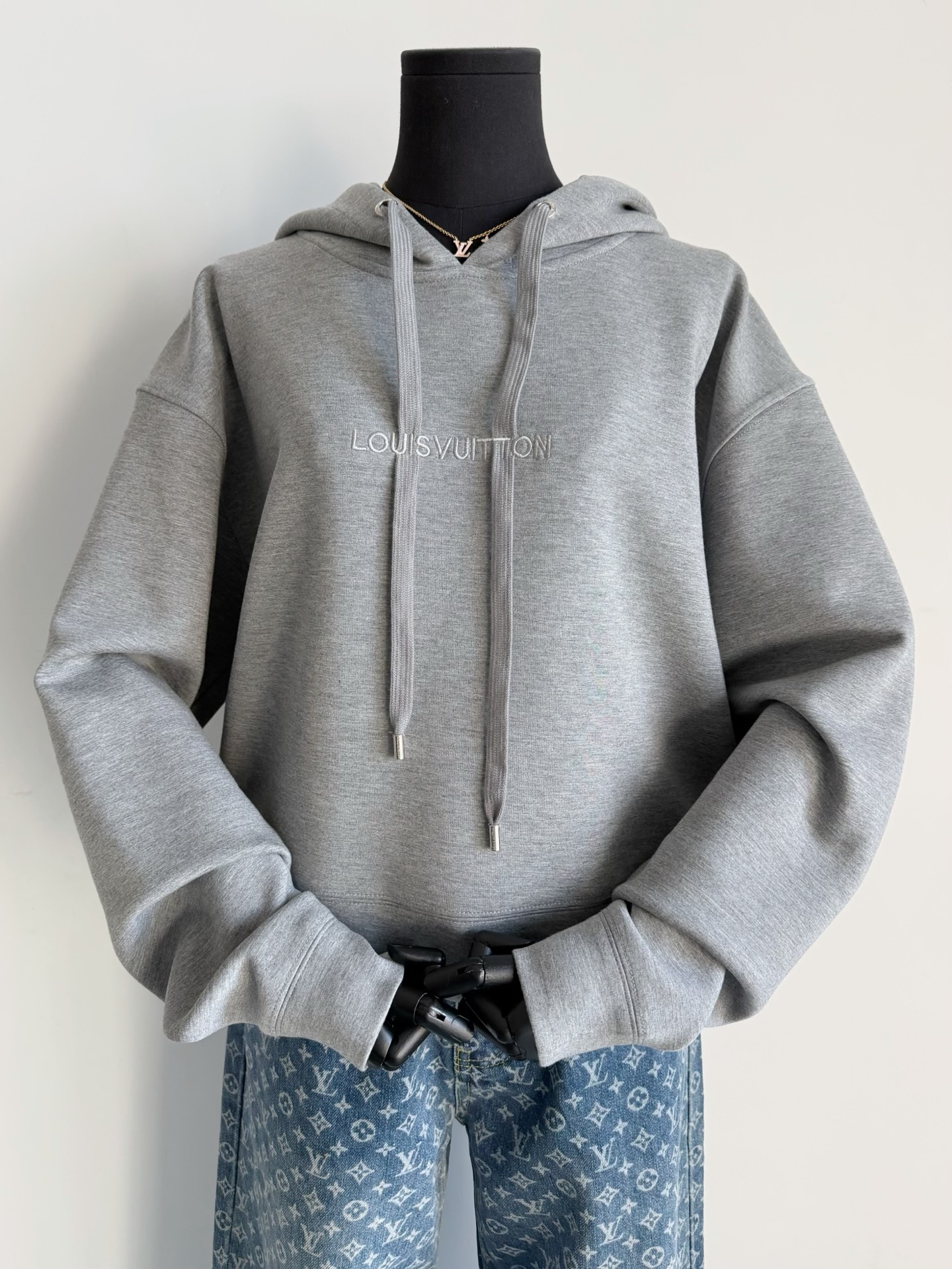 NO:626292,If you are slow, you must be waiting for replenishment!! Super fashionable hooded space cotton sweatshirt. I just bought it now. It can be worn under a down jacket/coat. This design really touches my heart~~ The custom-made high-weight space cotton feels great and can withstand multiple washes without deformation or loss. The embroidered letter logo is positioned on the chest, and the hood cord is embroidered according to the yb positioning.  The real thing is so interesting, I recommend keeping it for yourself, hoodie, sweatshirts, down jacket, hats, alexander wang19860909手慢必定是等补单的节奏 !! 超时髦的连帽款太空棉卫衣 当下入手刚刚好 内搭在羽绒服/大衣里 开春直接单穿一件 这个设计真的戳到我心坎上 ~~ 定制高克重太空棉手感极佳 经得起多次穿洗不变形不走样 胸前定位刺绣字母logo 再依照yb定位刺绣帽绳 实物太有趣了,推荐自留喔,,hoodie,sweatshirts,down jacket,hats,alexander wang,Women's clothing