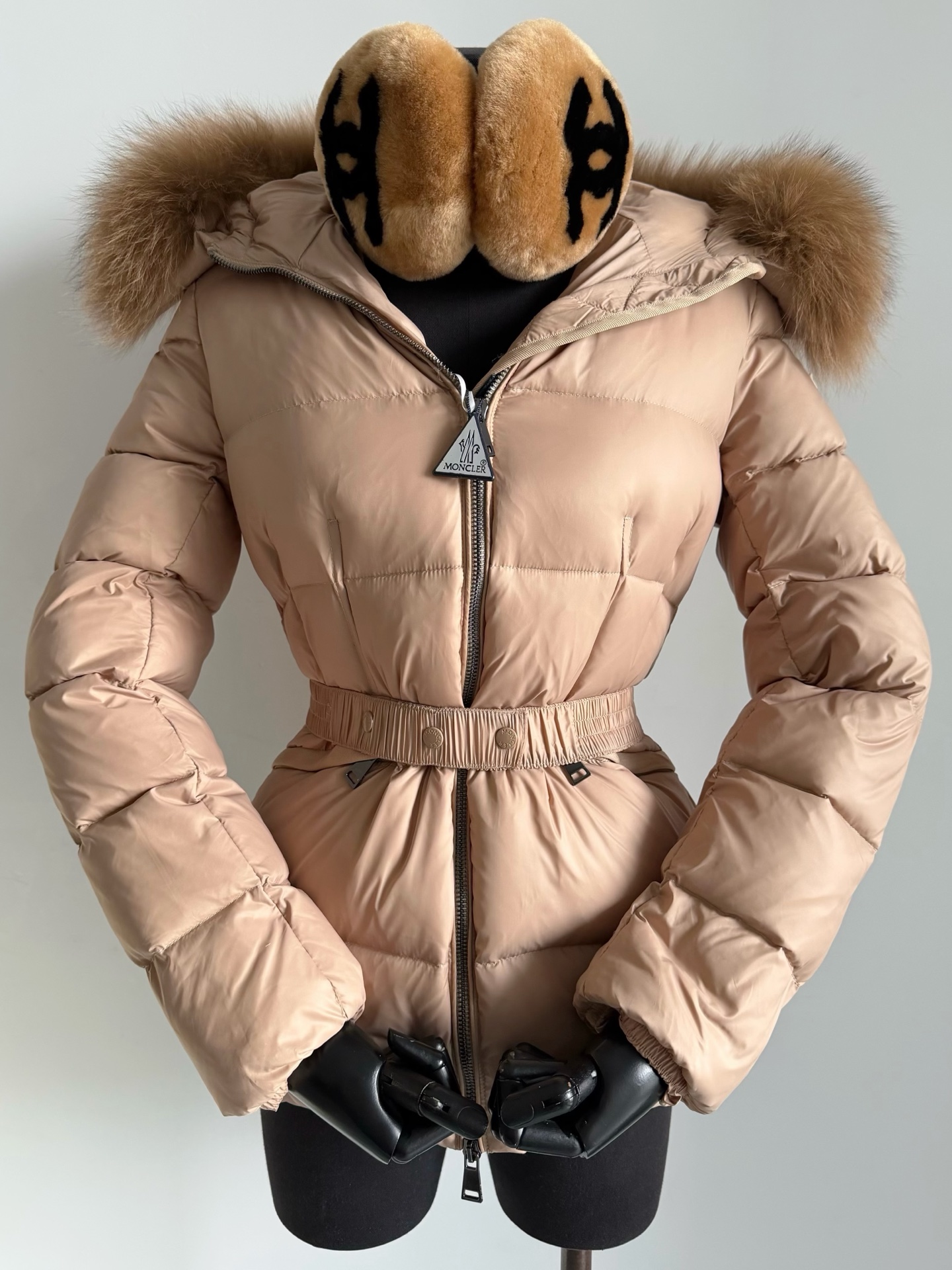 NO:626325,a comes with a dust bag. Updated real fox fur collar waisted down jacket·Brown coffee color. Everyone, this is a proper shooting of a large product. If you like big fur collars, choose this color. The real thing is very high-end, and the real photos taken with the mobile phone can’t show it at all ~ What you see is what you get is a huge real fox fur collar. It is filled with 200+g of white goose down. The national standard is 90 down.  Or wear velvet pants with small feet, perfect for going out, down jacket, alexander wang19860909a配防尘袋更新真狐狸毛领收腰羽绒服·棕咖色 各位这个是妥妥的大货拍摄哈 喜欢大毛领的,就选这个颜色 实物很高级,手机实拍完全展现不了 ~ 所见即所得的巨大真狐狸毛领 内里填充200+g的白鹅绒 国标90绒,绒朵大羽梗少 轻盈保暖,无自重还有同色系腰带可收腰 下半身搭配白色奶油裤 或者小脚加绒裤,完美靓丽出街,,down jacket,alexander wang,Women's clothing