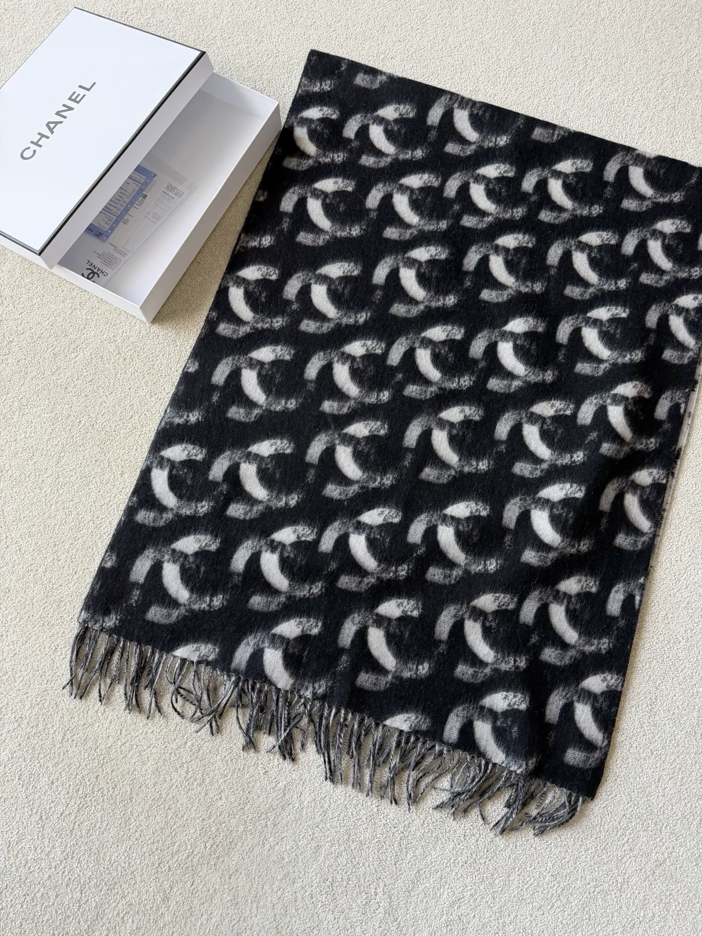 NO:626310,This month’s favorite shawl blanket is one of my favorites!! I have been waiting for this item for nearly a month during the ski season. When I got it, I was completely impressed by the texture. It has been a long time since I bought such a thick and cost-effective item. The double-sided cashmere weaving is very warm. The whole scarf is large in size and can be used as a shawl or a living room/passenger blanket. It is also quite attractive. The jacquard with double C gradient effect on the front and back is the essence. It is a craft that is not touched by small factories in the market.  Look for the restoration of my home and the excellent materials, shawls, alexander wang19860909本月最爱的一条披肩盖毯没有之一 !! 滑雪季等了接近一个月的单品 拿到手被质感完全折服 好久没买到如此厚实又有性价比的单品. 双面羊绒织造保暖性拉满 整条围巾尺寸较大,可以当作披肩 或者客厅/副驾驶的盖毯 也是相当有颜值 前后双C渐变效果提花是精髓 市面小厂完全不碰的工艺 认准我家的还原度,和绝好的用料,,shawls,alexander wang,Women's clothing