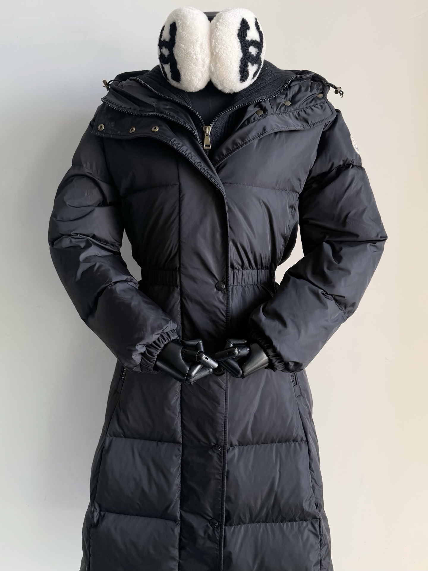 NO:626274,Equipped with a dust bag, the latest version 3.0 of Moncle·Runaway Princess is here. A must-buy for those who are afraid of the cold, a walking duvet!! Can’t wait for the temperature to drop again. It’s hard to find a cabinet of one size. Please look for our real photos, there is no need to question the top version. The customer supply is consistent with the imported anti-drilling velvet nylon fabric. Windproof and warm is undoubtedly No. 1. The interior is filled with 90 national standard white goose down. The weight is restored, and you can see the fluffy three-dimensional effect.  Although the whole down jacket is a long down jacket, it has no weight. This is the effect that only high-quality large-flowered white goose down can achieve. Spliced wool lapels, the waist can be cinched inside, multiple ways of wearing to meet different needs. Oatmeal white is high-end and simple, black is low-key and luxurious,, down jacket, alexander wang19860909配防尘袋Moncle·在逃公主最新3.0版来喽 怕冷星人必买,行走的羽绒被 !! 等不到再降温了柜子一码难求 请认准我们的实拍,顶级版本无需质疑 客供一致进口防钻绒尼龙面料 防风保暖无疑是No.1 内里填充90国标白鹅绒 克重实打实还原,看得到蓬松立体感 整件虽然是长款羽绒服也无自重 这是优质的大绒朵白鹅绒才能做到的效果. 拼接羊毛翻领,内里可收腰 多种穿法满足不同需求 燕麦白色高级简约,黑色低调奢华,,down jacket,alexander wang,Women's clothing