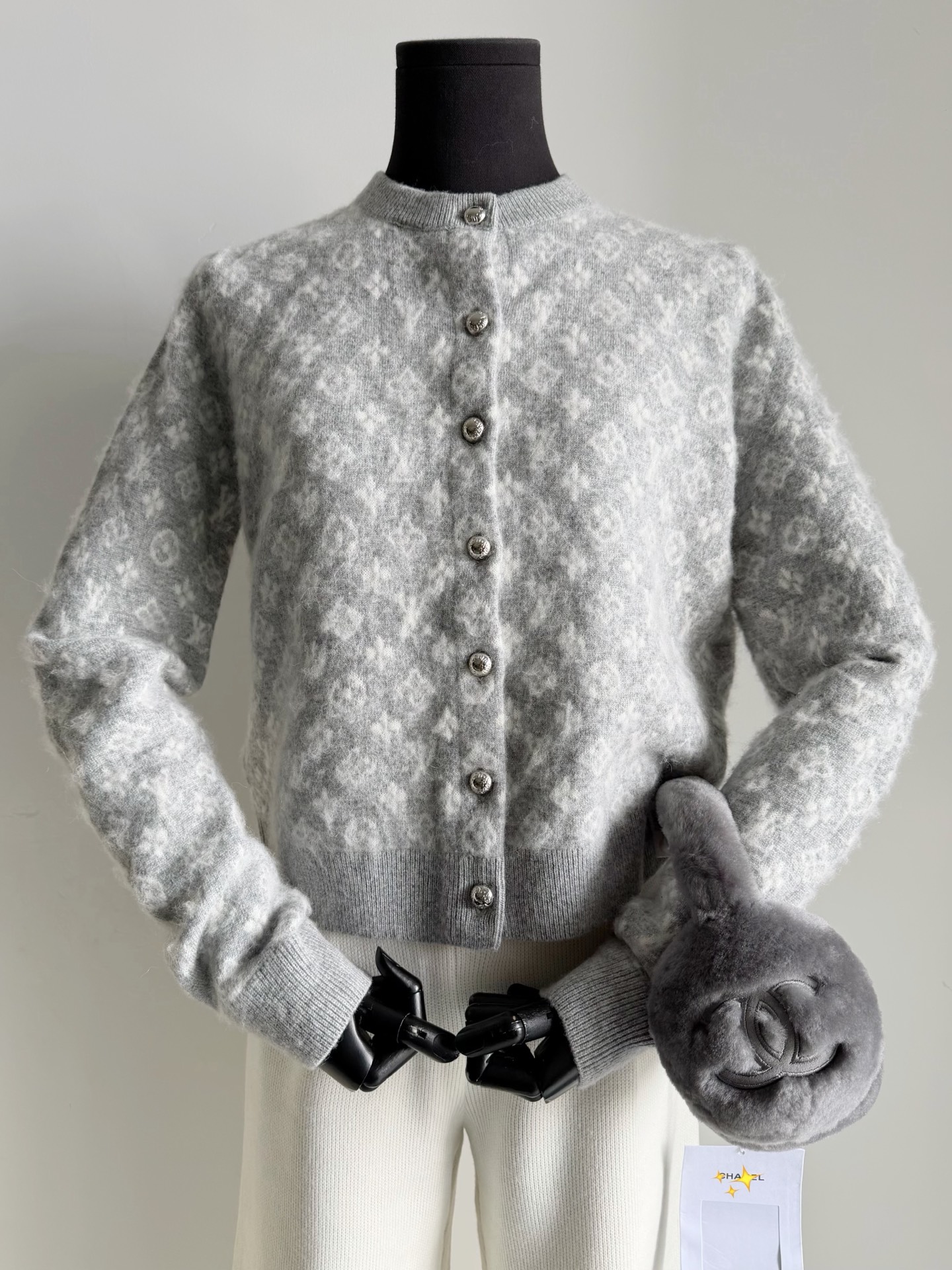 NO:626220,High-grade gray·detailed real-life photos. You can see the quality of my home through the screen. We refuse cheap wool and the pattern is also our surface roughening treatment to restore the essence, especially the touch feel and the fineness of the inner weaving.,alexander wang19860909高级灰·细节实拍图 隔着屏幕都看得到我家品质 拒绝廉价毛料,版型也是 我们表层的拉毛处理还原精髓 特别是触摸的手感 和内里织造的细腻程度,,alexander wang,Women's clothing