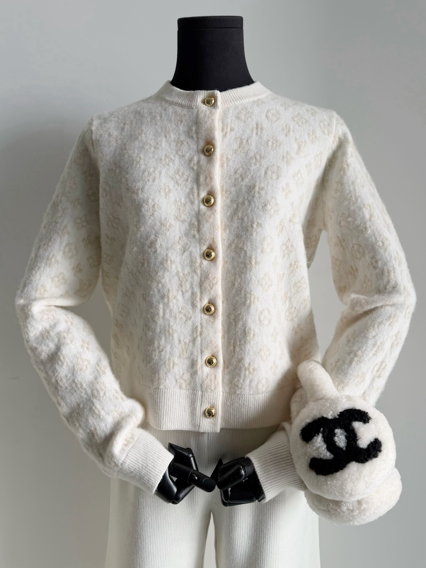 NO:626208,Updated at the same time as the cabinets·Top quality. Look for my family's purchasing and development capabilities. Be the first to buy the cardigan that I wore with the chief VIP~ Look for my family's high-cost sheep wool + alpaca wool + cashmere wool. After fine processing, it is soft and skin-friendly, more elastic than ramen noodles. It is time-consuming and labor-intensive, and the entire process requires manual auxiliary operations. The front and rear are positioned to match. Small details such as hardware have always been standard in my home, alexander wang19860909和柜子同步更新·顶级品质 认准我家买版和开发的实力 率先入手,和首席vip一起穿上的开衫~ 认准我家高成本绵羊毛+羊驼毛+羊绒毛料 经过精细的处理,软糯亲肤,富有弹力 且比拉面一层拉毛处理 耗时耗力,全程人工都需要辅助操作 前后都定位对花 五金这类小细节一直都是我家标配,,alexander wang,Women's clothing