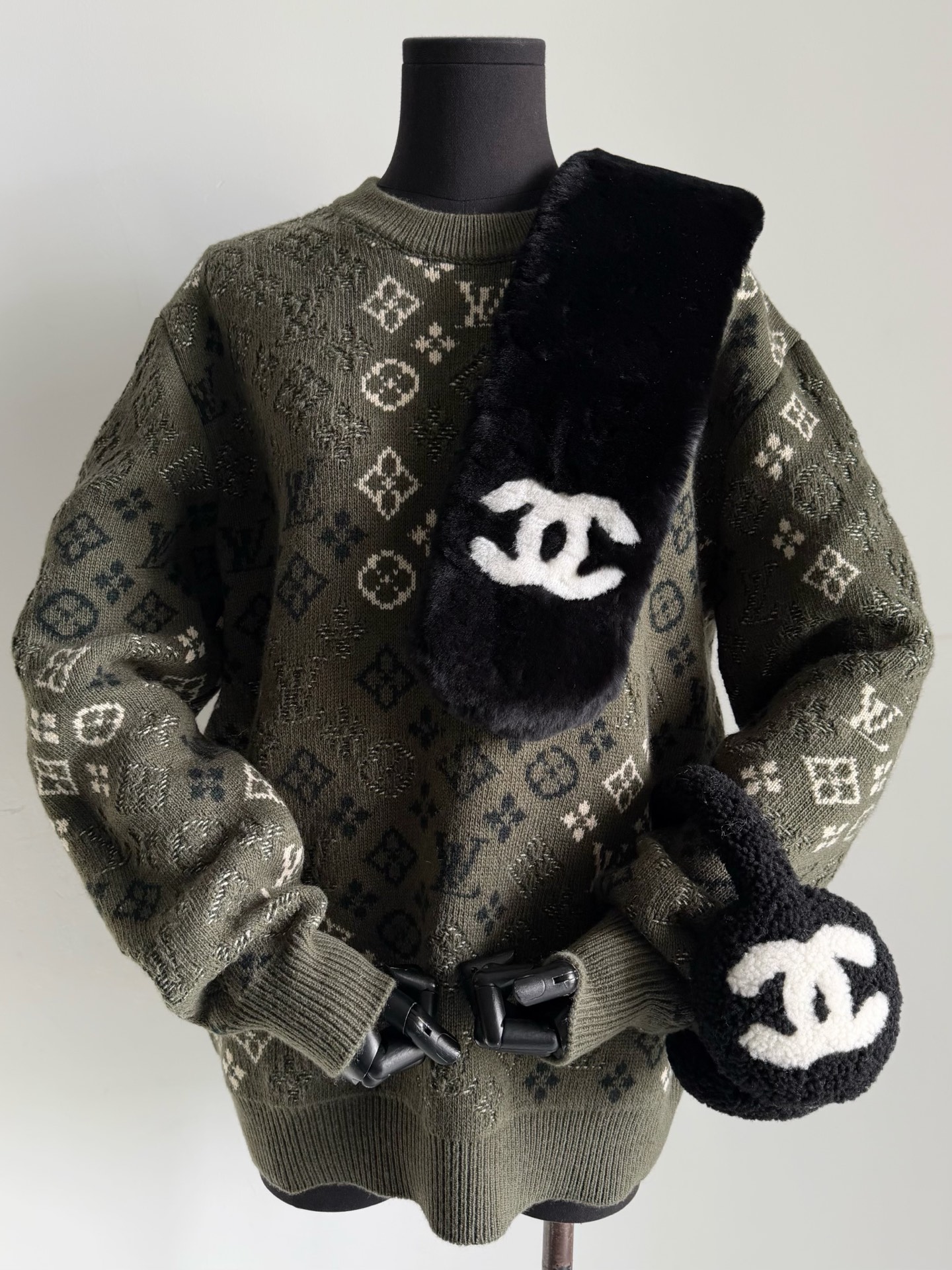 NO:627437,I got this piece that I was impressed by the texture. It is a sweater made of super thick sheep wool and cashmere on both sides. Customers who bought this sweater are really lucky!! I can’t tell the difference between a proper big product and yb. I also sent a comparison picture to accurately compare the dyed wool. There is no color difference and the feel is exactly the same. Including the effect after the silhouette is put on the body, it is amazing. Infrared rays accurately match every color jacquard, which is a perfect cure for patients with obsessive-compulsive disorder.  !!,,sweaters,alexander wang19860909拿到手被质感折服的一件 超厚实的绵羊毛加羊绒双面制造毛衣 买到这一款的顾客真心有福了 !! 妥妥的大货和yb傻傻分不清 我也发了对比图,精准对照定染毛料 无色差,手感也完全一致 包括廓形版型上身之后的效果 都让人惊叹不已 红外线精准对位每一个颜色提花 完美治愈强迫症患者 !!,,sweaters,alexander wang,Women's clothing