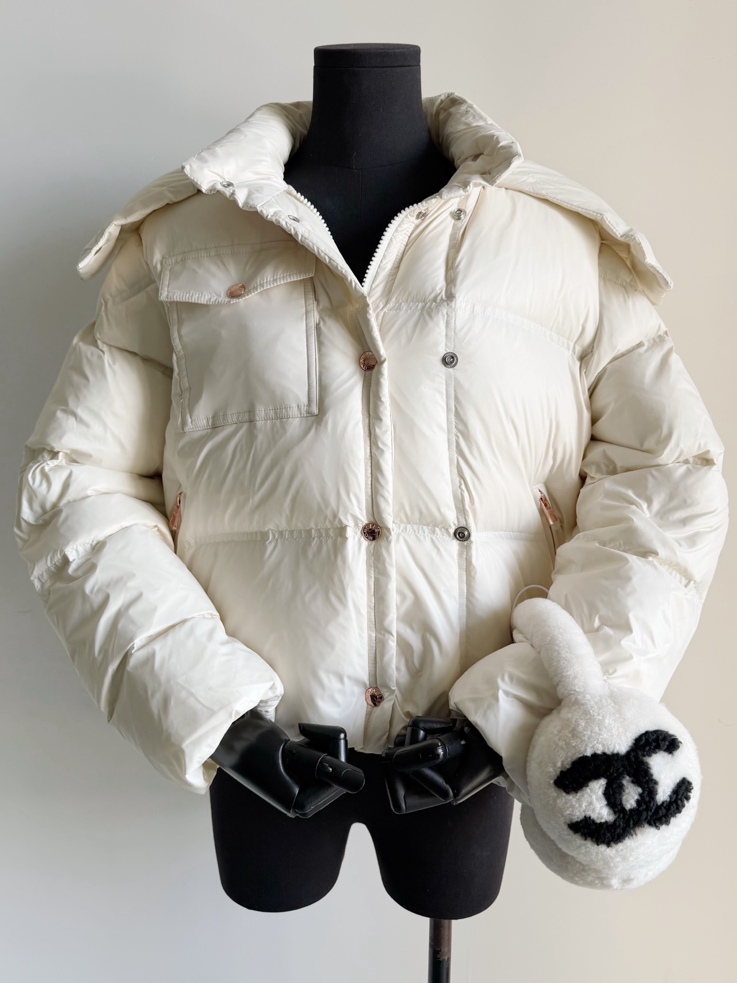 NO:627421,Comes with dust bag, cream white, detailed real photos. Really fluffy and soft bread clothes. You can see the three-dimensional effect of my house. There is no need to question the amount of down filling, of course it is the best. The hat is detachable. It is another style of dressing ~~,,hats,alexander wang19860909配防尘袋奶油白·细节实拍图 真正做到了蓬松柔软面包服 你可以看看我家立体感 充绒量无需质疑,当然是最佳 帽子可拆卸 又是另一种穿搭风格了 ~~,,hats,alexander wang,Women's clothing