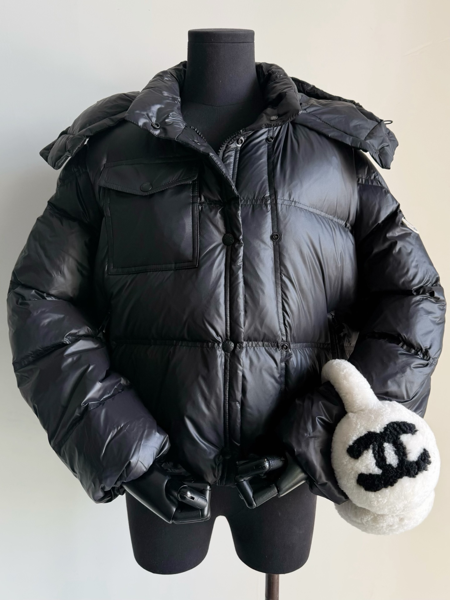 NO:627405,Comes with a dust bag, a cream puff down jacket for little princesses. It has a fluffy and full feeling that really makes people fall in love with it ~~ Special white goose down filling, no doubt the fullness is different from all the dry versions on the market. Super laqué nylon fabric with matte texture, nylon anti-diamond velvet lining, 4A grade, detachable hood design, can be switched at will, including the iconic double-layer concealed button design, especially suitable for customers who are not tall.  Beautify the proportions of the upper body, keep warm and easy to control,, down jacket, hats, alexander wang19860909配防尘袋专属小公主的奶油泡芙羽绒服 实物蓬松饱满的感觉 真心让人爱不释手 ~~ 特级白鹅绒填充,毋庸置疑 饱满度区别市场一切干瘪版本. super laqué尼龙面料哑光质感 尼龙防钻绒内衬4A级 可拆卸连帽设计,任意切换 包括双层暗扣标志性设计 特别适合个子不高的顾客 上身美化比例,保暖又好驾驭,,down jacket,hats,alexander wang,Women's clothing