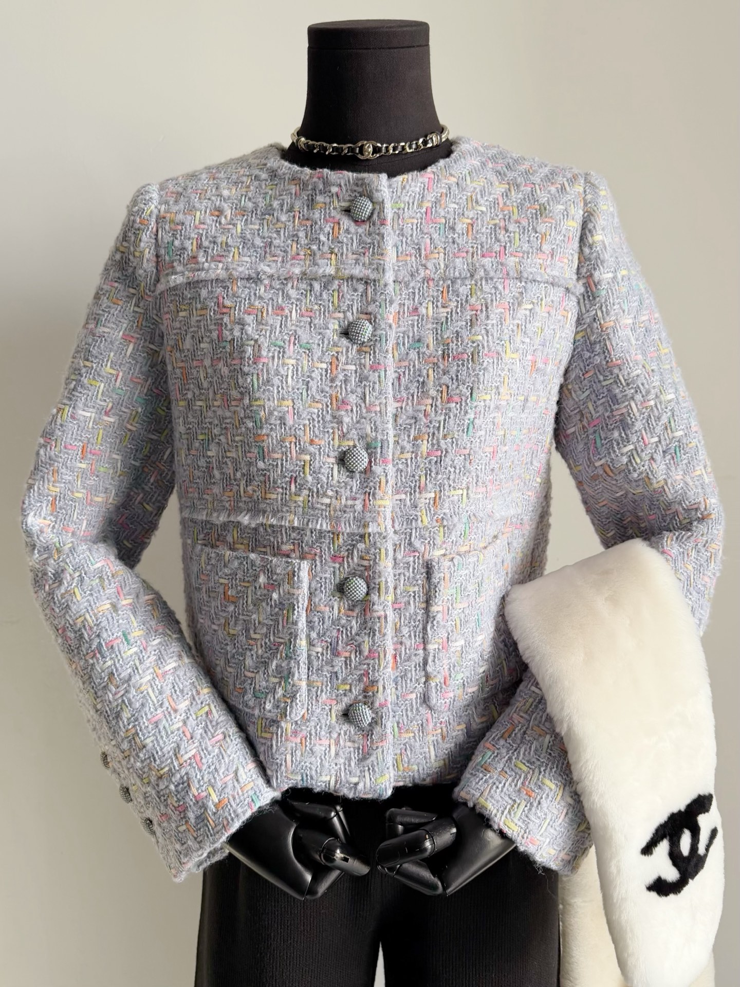 NO:627390,25B is a fairy purple jacket that is very suitable for small people. It is a style requested by many old customers. A large number of ready stocks are put into storage and shipped every day ~~ Customized purple tweed fabric with the same saturation. You can see rich layers and a variety of wool materials. Three-dimensional tailoring H-shaped shoulders. The upper body has a good fit that can be seen at a glance. Beautiful hardware buckles / lining of the same color, including nearly seamless chain stitching at the hem. Everywhere is exquisite.  Needless to say, my family’s fragrant jackets, what you see is what you get,,jackets & coats,alexander wang1986090925B非常适合小个子的神仙紫外套 应众多老顾客要求出的款 大量现货入库每天发 ~~ 定制饱和度一致的紫色粗花呢面料 看得到层次丰富,以及毛料多种多样 立体剪裁正肩H型 上身一眼就看得出来的好版型. 绝美五金扣/同色系内衬 包括下摆接近无线的链条缝制 所到之处皆是小精致 无需多言我家香外套,所见即所得,,jackets & coats,alexander wang,Women's clothing