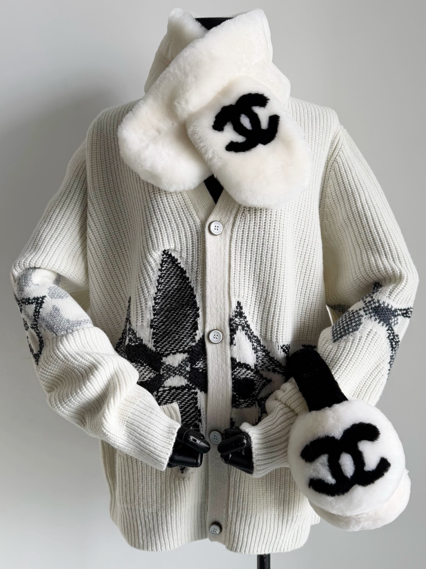 NO:627375,1v men's clothing is still more suitable for us girls. We buy it back and give it to our families when we get tired of wearing it. The price-performance ratio is unmatched!! ss26·SKI series jacquard knitted loose cardigan. Custom-woven and dyed off-white sheep wool. The hem is imported machine-restored jacquard. The surface and surface are as delicate and delicate. The loose and moderate weave restores the drape of the original style. The loose-shouldered version has no restrictions on the body shape. It is suitable for both fat and thin, and the lower body can cover the pp.  Looks great with boots/jeans,,boots,jeans,alexander wang198609091v的男装还是更适合我们女孩子 买回去穿腻了再给家属 妥妥的性价比无敌 !! ss26·SKI系列提花针织宽松开衫 定织定染米白色绵羊毛毛料 下摆进口机器还原提花 表里如一地精致细腻. 松散有度的织法还原版型垂坠感 落肩宽松版型对身材不设限 胖瘦皆宜,下个子可遮住pp 配靴子/牛仔裤都出挑,,boots,jeans,alexander wang,Women's clothing