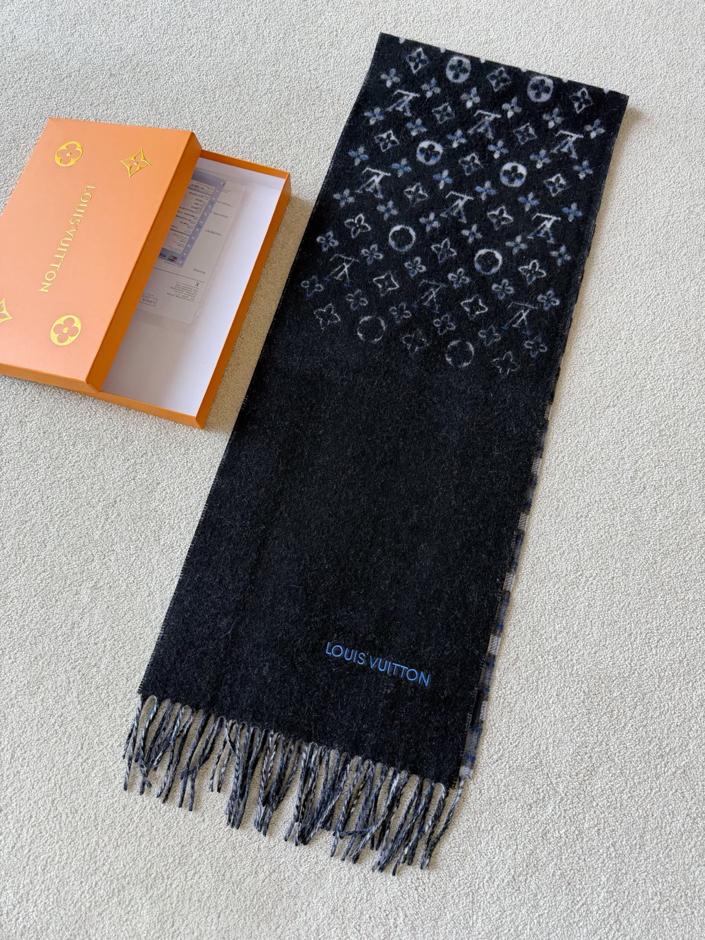 NO:627364,I have been hiding a top-quality scarf for nearly a month. The details have been adjusted dozens of times. It can be worn on both sides and has a completely different style. It is a top-notch accessory that you can earn. You can use a magnifying glass to control the details. Double-sided weaving of top-quality cashmere. Comfortable, skin-friendly and delicate, suitable for close-fitting. Solid color gradient jacquard lgoo on the front. College style blue stripe gradient logo on the reverse. Low-key luxury, meeting the needs of autumn and winter matching. I feel like I have returned to the days of international students in one second, alexander wang19860909暗藏了接近一个月的顶级围巾 不断调整细节数十次 双面可戴完全不一样的风格 入手就是赚到的顶级配饰. 细节控可以用放大镜看 顶级山羊绒双面织造 舒适度拉满,亲肤细腻适合贴身 正面素色渐变提花lgoo 反面学院风蓝色条纹渐变logo 低调奢侈,满足秋冬搭配需求 感觉一秒回到了留学生时期,,alexander wang,Women's clothing