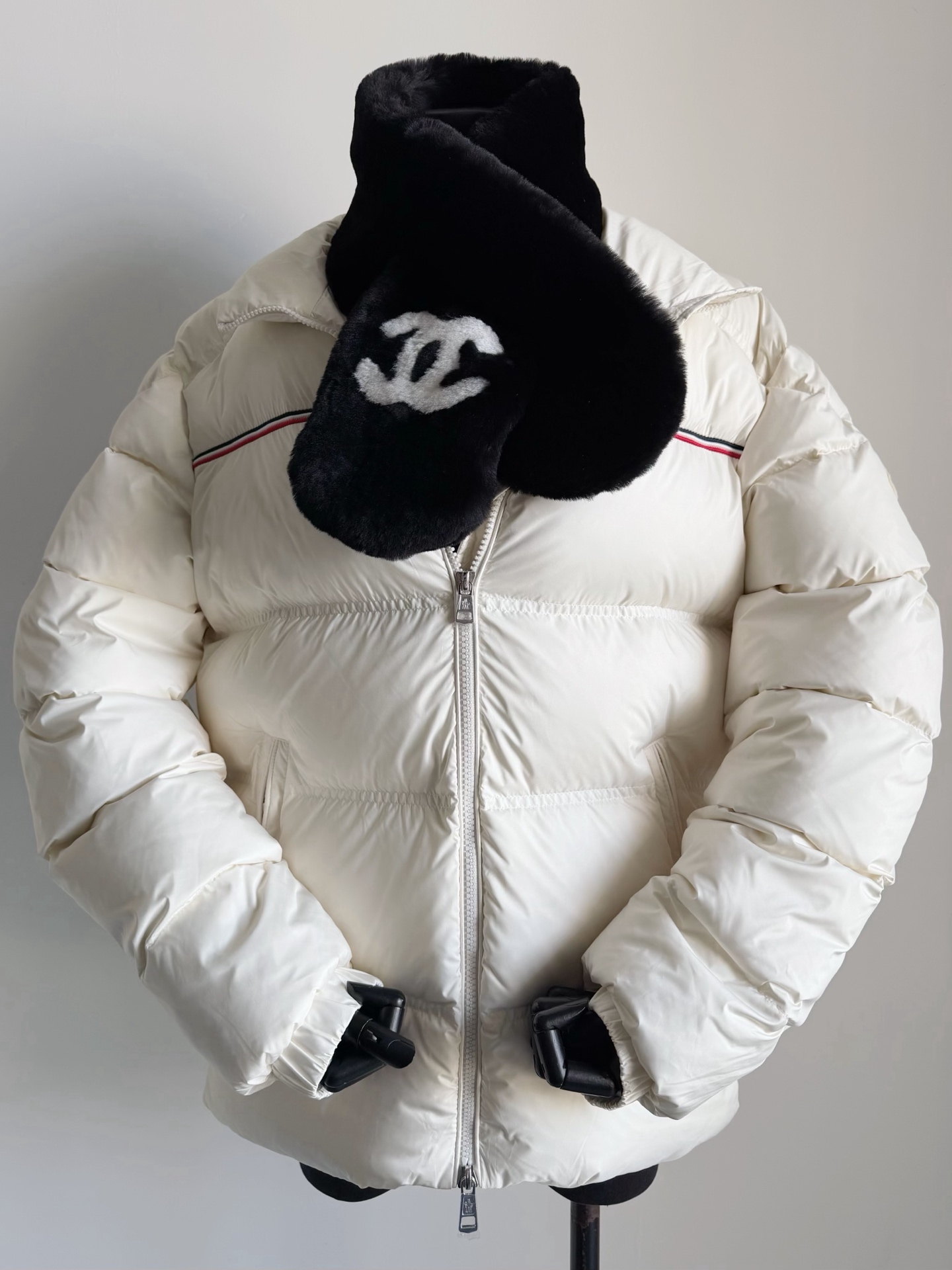 NO:627352,Equipped with a dust bag cabinet, the Bouvaque series is a hard-to-find simple embroidered webbing down jacket. This piece is both beautiful and warm!! And the size is available for you to size 5. It can be worn by both men and women, good news for fat customers. The customer supplies the same beige nylon fabric. The lining is AAAA+ anti-drilling velvet technology. National standard 90 white goose down filling, high-quality goose down factor. The actual filling exceeds 124g.  We know that some time ago, there was a down jacket selling for over 700 yuan in the news. The filling amount is only 10g. Please keep your eyes peeled and place an order. Of course, the sooner you buy a down jacket, the better. Down jacket, alexander wang19860909配防尘袋柜子一码难求的Bouvaque系列 简约刺绣织带羽绒服 这一件的颜值和保暖度都拉满 !! 并且尺码给你们做到了5码 男女皆可穿,微胖顾客的福音来了 客供一模一样的米色尼龙面料 内衬防钻绒技术AAAA+ 国标90白鹅绒填充,优质鹅绒因子 实打实的填充超过124g 可知前段时间新闻上卖700+的羽绒服 填充量仅仅10g,各位擦亮眼睛下单吧 羽绒服当然是越早买越好,,down jacket,alexander wang,Women's clothing