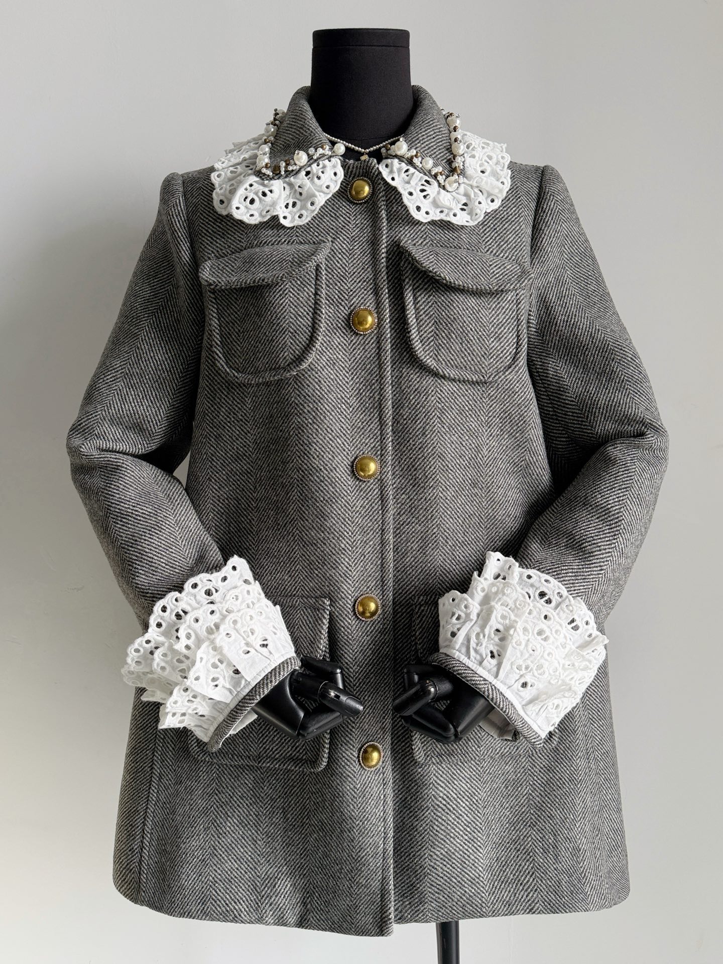 NO:649816,Lefam contracted my Vanity Fair coat for the second half of the year. The tweed coat that sparkled in my wardrobe as soon as I bought it cannot be described in words. Its heavy work is beyond words. The custom-made iconic plaid sheep wool fabric is stiff and stylish, thick and warm. It is not a thin and cheap material on the market at all ~ the splicing of heavy-duty lace and hand-drilled doll collar echoes the sleeves. Although it is time-consuming and labor-intensive, the whole dress is of high quality. The small details of the custom jacquard lining are in place.  The A-line version has no restrictions on body shapes. The first batch of good products are in storage, and new ones will be released simultaneously with the cabinets, jackets & coats, alexander wang19860909Lefam承包了我下半年的名利场外套 一入手就在衣橱闪闪发光的粗花呢大衣 无法用语言形容它的重工. 定制标志性格纹绵羊毛毛呢面料 挺括有型,厚实有温度 完全不是市面轻薄廉价材质 ~ 拼接重工蕾丝手工钻娃娃领 和袖子形成呼应 虽然耗时耗力,但整个衣服档次都高了 定制提花内衬小细节都到位 A字版型对身材完全不设限 首批好货入库,和柜子同步上新,,jackets & coats,alexander wang,Women's clothing