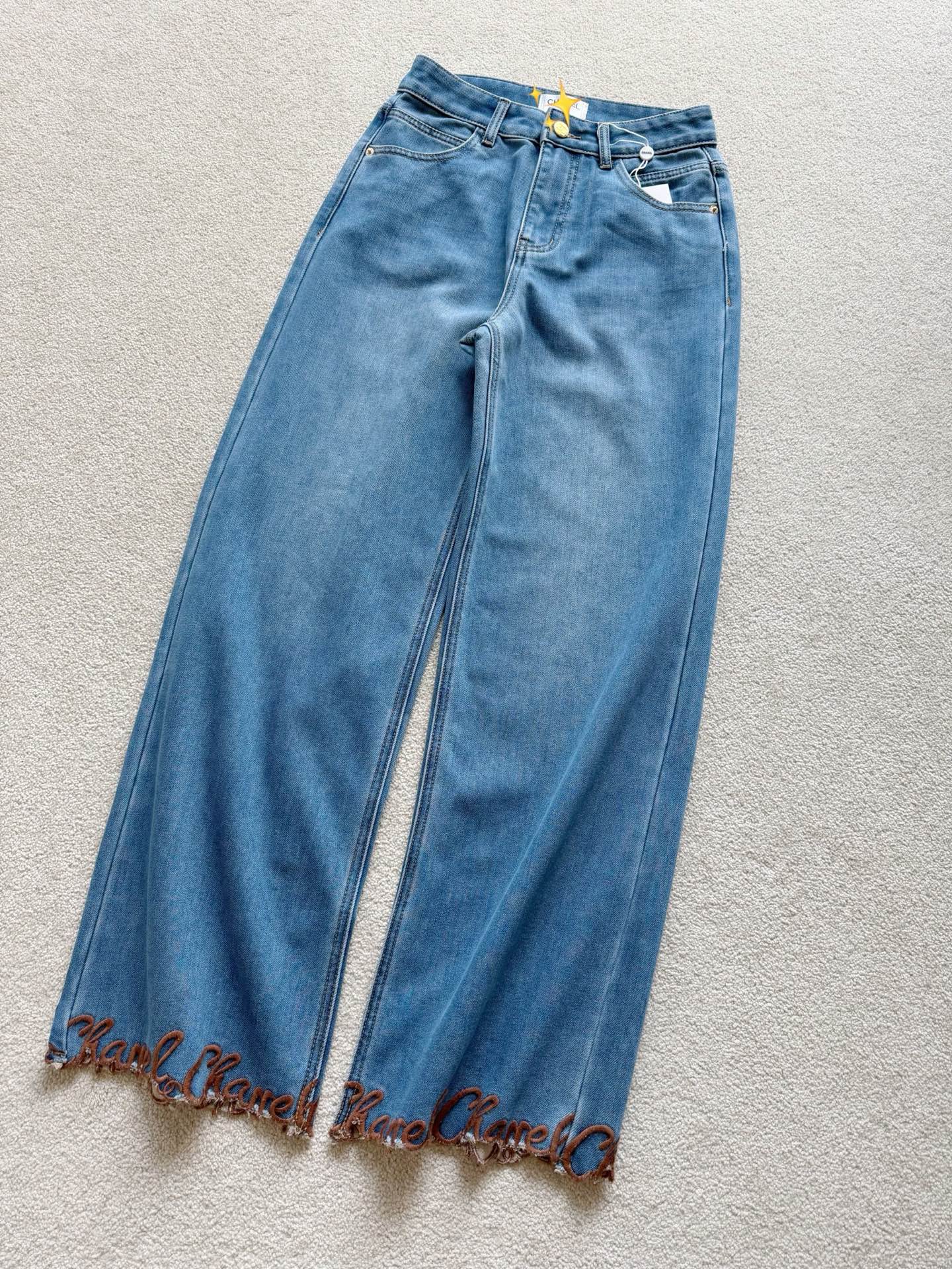 NO:649804,One pair can complete your outfit in autumn and winter. Those who have worn these thickened fleece jeans will know how easy it is~~ You no longer have to worry about delicacy and temperature. Customized denim cotton with thickened fleece inside. It is not only delicate, comfortable and skin-friendly, but also not bulky at all. Straight-leg and loose-fitting pants. Exquisite jacquard logo embroidery on the hem makes autumn and winter no longer boring. It is both exquisite and practical,,jeans,alexander wang19860909秋冬一条搞定穿搭 这种加厚抓绒牛仔裤 穿过的人就知道有多省事~~ 再也不用担心精致和温度了 定制牛仔棉,内里加厚抓绒 不仅细腻舒适亲肤,还一点也不臃肿 直筒偏宽松裤型 下摆精致提花logo刺绣 使得秋冬不再沉闷 精致和实穿性都兼顾啦,,jeans,alexander wang,Women's clothing