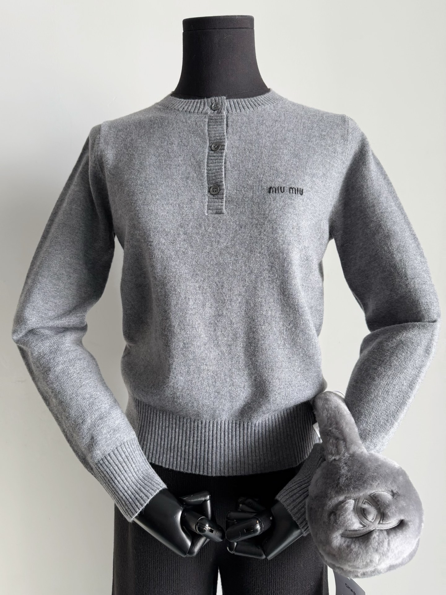 NO:649768,miu·25 basic sweatshirt for autumn and winter. Many old customers have already placed an order with pictures. My basic style is unquestionable and will save you money directly as always. Custom-woven and dyed gray + navy blue cashmere wool. Very fine cashmere processing is exquisite. It is suitable for close-fitting wear, skin-friendly and soft. Half-open and buttoned are casual and a little elegant. Now it can be worn under a down jacket/coat. Wear it alone as spring begins, simple and beautiful,,miumiu,down jacket,alexander wang19860909miu·25秋冬基础款小衫 不少老顾客已经带图下单了. 我家基础款毋庸置疑 一如既往直接给你们省米 定织定染灰色+藏蓝色羊绒毛料 极细的羊绒处理细腻到位 适合贴身穿,亲肤柔软 半开和扣休闲又有点小优雅 当下可以内搭在羽绒服/大衣里 开春了直接单穿,简约而美好,,miumiu,down jacket,alexander wang,Women's clothing