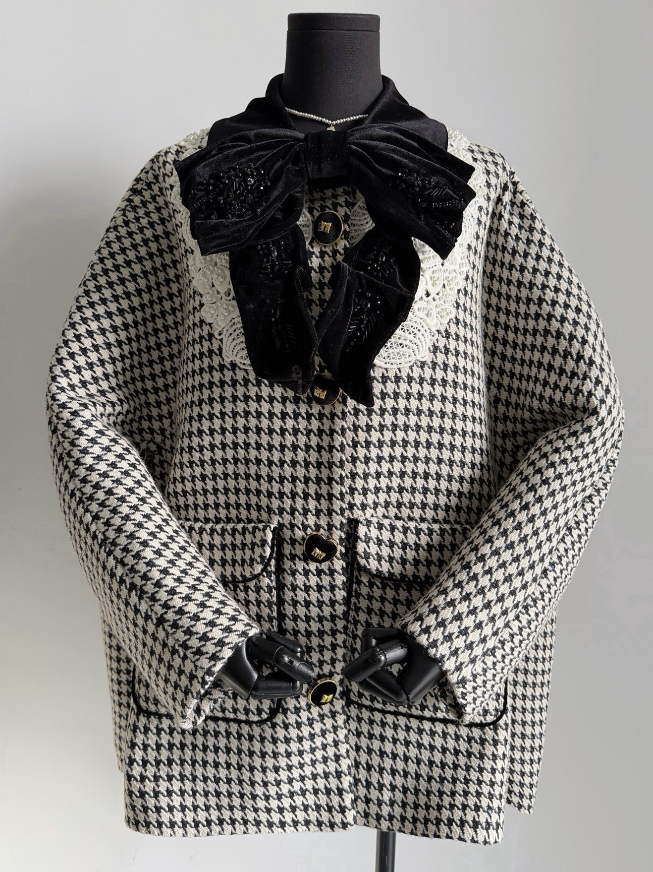 NO:649749,When I got the original Lefam jacket, I really felt that I had earned it. It is such a thick and crisp coat that can be used directly as a cloak. It is great value for money and is very high-end to wear in any way!! Value for money that cannot be found in first-line luxury pai. Custom-made houndstooth tweed fabric is warm and drapey. It is an autumn and winter style. YB molded velvet lapel design and detachable bow can satisfy a variety of styles.  The material of one piece is 2-3 times that of ordinary jackets. There are no restrictions on body shape/height. I recommend my regular customers to try boldly, jackets & coats, alexander wang19860909拿到Lefam·这件外套原办 是真心觉得自己赚到了 如此厚实又挺括的大衣外套 还能直接当斗篷的版型 物超所值任意驾驭都很高级 !! 在一线奢侈品pai真的买不到的性价比 定制千鸟格粗花呢面料 保暖又有垂坠感,是秋冬款 yb开模丝绒翻领设计,可拆卸蝴蝶结 满足多种风格穿搭 一件的用料是普通外套的2-3倍 对身材/身高都不设限 推荐我家老顾客大胆尝试,,jackets & coats,alexander wang,Women's clothing