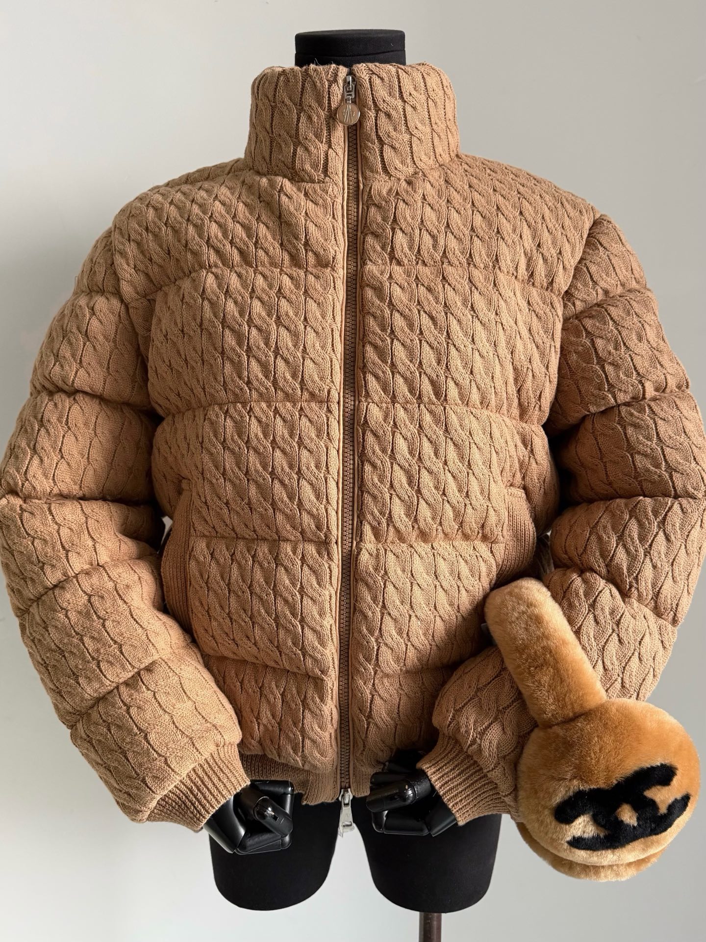 NO:649733,a comes with a dust bag, coffee color, and real photos of the details. It has a great autumn and winter atmosphere. It is full and fluffy, and is not afraid of the cold winter. Such a beautiful design this year is hard to come by ~~,, alexander wang19860909a配防尘袋咖色·细节实拍图 超有秋冬氛围感 饱满蓬松,不惧寒冬 今年如此好看的设计 可遇不可求 ~~,,alexander wang,Women's clothing