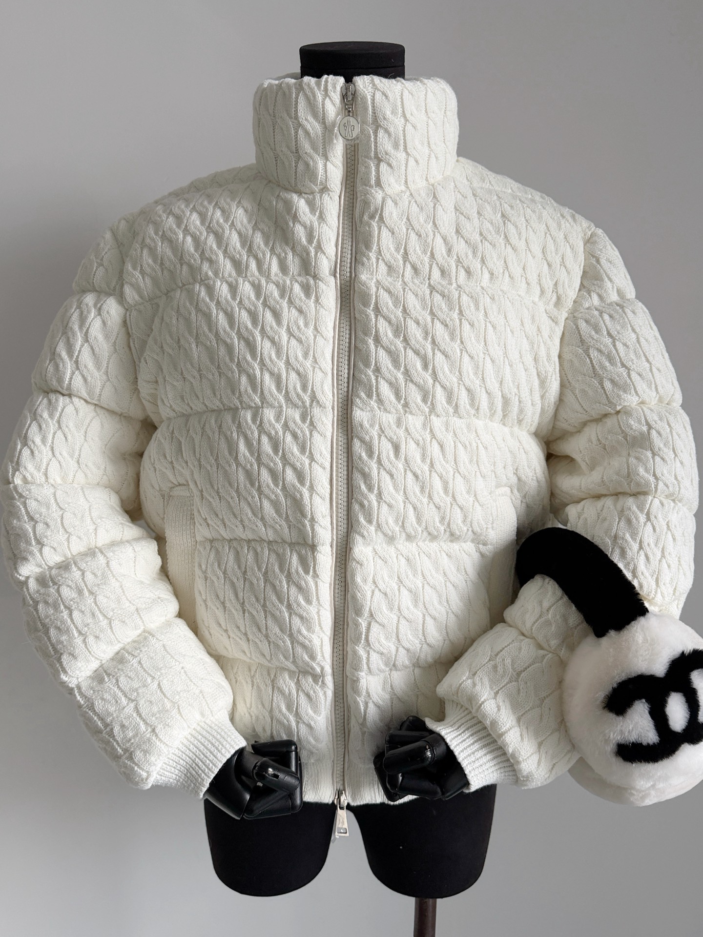NO:649801,a Comes with a dust bag. Look for our down jackets this autumn and winter. Choose the most fashionable styles from the best quality. Easily take over your autumn and winter wardrobe!!! The Meng family's rare knitted down jacket has wool knitted buttons on the surface and a great feel. The interior is filled with national standard 90 white goose down. It has large down buds and few feather stalks, and is very warm. The small stand-up collar has a loose fit that is very recognizable. It can be matched with our knitted pants and all kinds of fleece sweatpants.  Casual and fashionable, you can look good wherever you go. Off-white + coffee colors are available in all sizes. This kind of good item has a long replenishment period. Buy it early. Down jacket, alexander wang19860909a配防尘袋今年秋冬认准我家出品羽绒服 在最好的品质里挑到最时髦的款 轻松承包你秋冬的衣橱 !!! 蒙家可遇不可求的针织羽绒服 表层羊毛针织纽花,手感极佳 内里填充国标90白鹅绒 绒朵大,羽梗少,保暖度拉满 小立领宽松版型辨识度极佳 可搭配我家针织裤,各类加绒卫裤 休闲时髦走哪都有范儿 米白色+咖色齐码入库 这种好单品补单周期超长,早点入,,down jacket,alexander wang,Women's clothing
