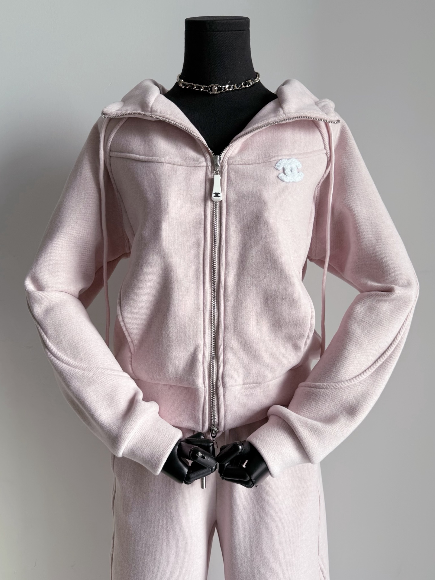 NO:652242,Detailed picture of pink suit top. The whole set is velvet and thickened. It is an autumn and winter style. Whether it is paired with a vest/down jacket/or a coat, this casual suit is an all-purpose inner wear that needs to be popular on Instagram. It can be worn as a set or separately. Chill, down jacket, alexander wang19860909粉色·套装上衣细节图 整套都是加绒加厚,秋冬款 不论是搭配马甲/羽绒服/还是大衣 这种休闲套装都是刚需 ins上大火的万能内搭 成套穿或者分开搭配都chill,,down jacket,alexander wang,Women's clothing