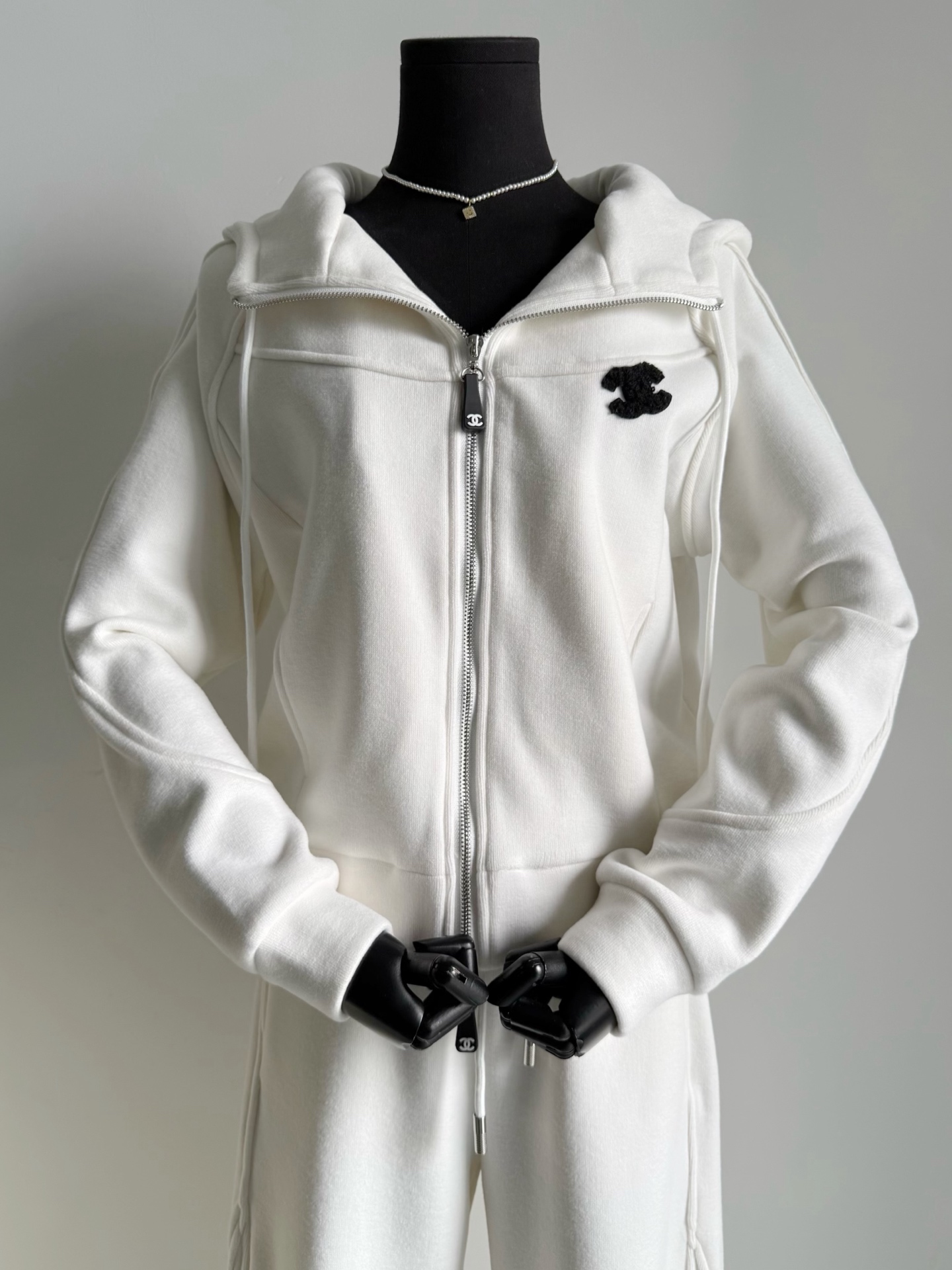 NO:652224,One set can be used to wear comfortably at home or warm when going out. Thickened fleece hooded sweatshirt + sweatpants suit. The boss lady immediately reserved 2 sets for herself after the large quantity was put into storage ~~ The smooth fleece brushed fabric has excellent hand feel and skin-friendliness. Customized cream white/light pink sweatshirt fabric. Same color fleece inside, more advanced. Contrasting double C flocking logo embellishment. Not too much, not too little, high-end, durable. Comfortable and comfortable at home.  When going out, wear a sable or down jacket, hoodie, sweatshirts, down jacket, hats, alexander wang19860909一套搞定舒适宅家/保暖外出所有穿搭 加绒加厚连帽卫衣+卫裤套装 大货入库老板娘立马自留2套 ~~ 奶呼呼的抓绒磨毛面料 手感和亲肤度都极佳 定制奶油白/浅粉色卫衣面料 内里同色系抓绒,更显高级 撞色双C植绒logo点缀 不多不少的高级感,经久耐穿 宅家一套舒适自在 出门就套个紫貂或者羽绒服,,hoodie,sweatshirts,down jacket,hats,alexander wang,Women's clothing