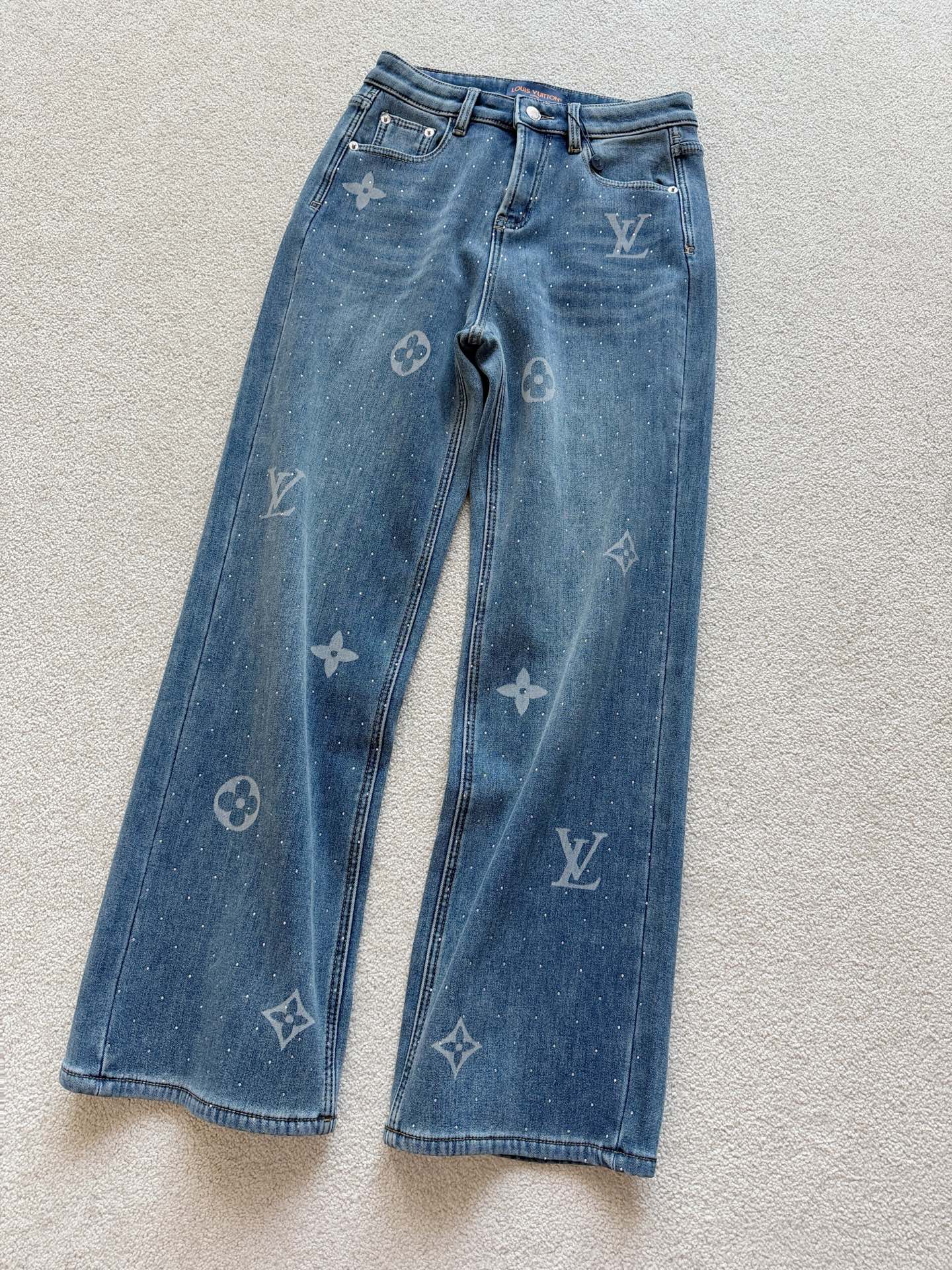 NO:652206,Another pair of trousers that refreshed my understanding of jeans. It is an autumn and winter style. It is undoubtedly easy to wear. Custom-made high-weight denim cotton with a slight stretch. The lining is skin-friendly and fine fleece treatment. It does not shed or fall off, so it can be worn casually for three to five years. It can be said that it has both warmth retention and slimming effects. It can be said that it is rare to find. Penetration printing and high-temperature rhinestones are used for small details. Whether it is paired with a coat or down jacket  Or all kinds of sweaters/mink are very high-end, jeans, sweaters, down jacket, alexander wang19860909又一条刷新我对牛仔裤认知的神裤 秋冬款秋冬款,毋庸置疑地好穿 定制高克重牛仔棉带有微微弹力 内里亲肤细腻抓绒处理 不掉毛不脱落,随便穿三五年 如此兼顾保暖性和显瘦效果的 可以说是可遇不可求 渗透印花加高温烫钻小细节 不论是搭配大衣/羽绒服 或者各种毛衣/水貂都很高级,,jeans,sweaters,down jacket,alexander wang,Women's clothing