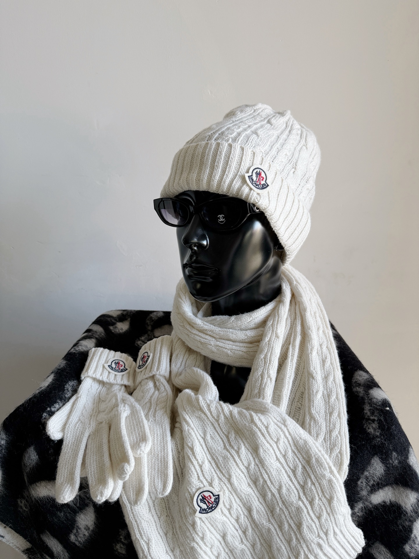 NO:652198,A good choice of accessories adds extra points to the entire outfit. You really spend a small amount of money to accomplish big things. The Moncle three-piece accessories set as a year-end gift allows my regular customers to get three items at one price. Wear them as a set or use them separately. They are addicting!! The classic label logo cold hat/gloves/scarf are all made of wool and cashmere button-knit. It is elastic and suitable for both fat and slim people. Custom-woven and dyed cream white/pale pink wool. No matter what color coat it is paired with, it just shows the good aesthetics.  It’s perfect for giving away at the end of the year or keeping for yourself, jackets & coats, gloves, hats, alexander wang19860909配饰选得好,整套穿搭都加分 真正花小钱办大事 年底回馈款Moncle三件套配饰 让我家老顾客一个价格拿到三个单品 成套佩戴或者分开使用 都让人爱不释手 !! 经典标签logo冷帽/手套/围巾 都采用羊毛羊绒纽花针织 富有弹力胖瘦皆宜 定织定染的奶油白/淡粉色毛料 不论配什么颜色的外套 都恰如其分彰显好审美 年底送人或者自留都很适合,,jackets & coats,gloves,hats,alexander wang,Women's clothing