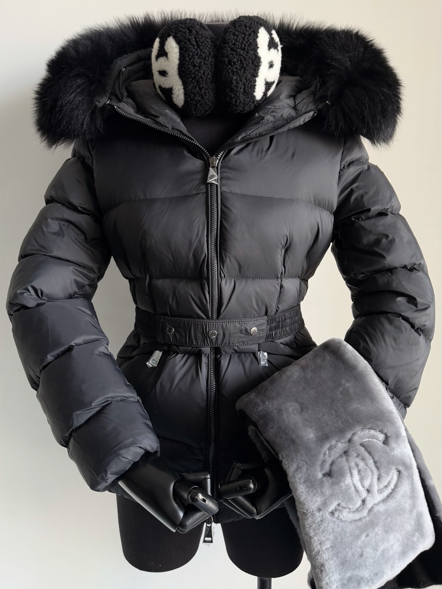 NO:652266,Comes with a dust bag and buy a real fox fur collar down jacket. Pay close attention to the real photos of my home’s details and don’t take any detours. This year’s cupboard also reappears this style. The real fur collar waist slimming down jacket in the same color. Anyone who has bought this version knows how fragrant it is. Customized matte anti-drilling velvet nylon fabric + lining. Filled with national standard 90 white goose down, with less large down stalks. The filling weight is g+, and the warmth is unquestionable.  Delivered in the same color, the real fox fur collar is more simple. The double waist design beautifies the body proportions. With the restoration of small details everywhere, it is low-key and luxurious while being more classic and durable. It is not inferior to the popular models at the moment. The balance between warmth and slimming is just right.,,down jacket,alexander wang19860909配防尘袋要买真·狐狸毛领羽绒服 认准我家细节实拍图,不走弯路 今年柜子也重新复出这一款 同色系真毛领收腰显瘦羽绒服. 买过这个版型的都懂有多香 定制哑光防钻绒尼龙面料+内衬 填充国标90白鹅绒,绒朵大羽梗少 填充克数g+,保暖性毋庸置疑 配送同色系真狐狸毛领更简约 双重收腰设计,美化身材比例 加上各处小细节的还原 低调奢侈的同时还更经典耐看 完全不输当下热门款 保暖度和显瘦平衡地刚刚好,,down jacket,alexander wang,Women's clothing