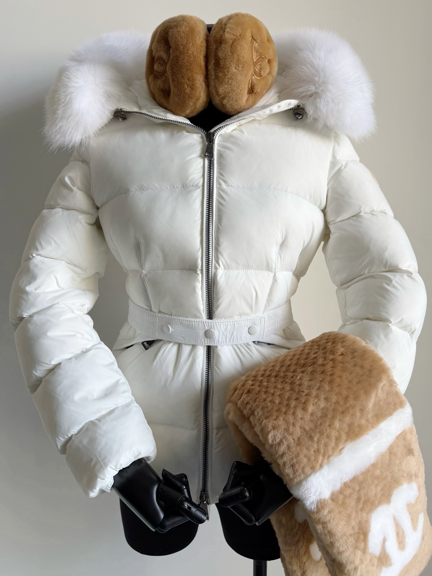 NO:652249,Comes with a dust bag and buy a real fox fur collar down jacket. Pay close attention to the real photos of my home’s details and don’t take any detours. This year’s cupboard also reappears this style. The real fur collar waist slimming down jacket in the same color. Anyone who has bought this version knows how fragrant it is. Customized matte anti-drilling velvet nylon fabric + lining. Filled with national standard 90 white goose down, with less large down stalks. The filling weight is g+, and the warmth is unquestionable.  Delivered in the same color, the real fox fur collar is more simple. The double waist design beautifies the body proportions. With the restoration of small details everywhere, it is low-key and luxurious while being more classic and durable. It is not inferior to the popular models at the moment. The balance between warmth and slimming is just right.,,down jacket,alexander wang19860909配防尘袋要买真·狐狸毛领羽绒服 认准我家细节实拍图,不走弯路 今年柜子也重新复出这一款 同色系真毛领收腰显瘦羽绒服. 买过这个版型的都懂有多香 定制哑光防钻绒尼龙面料+内衬 填充国标90白鹅绒,绒朵大羽梗少 填充克数g+,保暖性毋庸置疑 配送同色系真狐狸毛领更简约 双重收腰设计,美化身材比例 加上各处小细节的还原 低调奢侈的同时还更经典耐看 完全不输当下热门款 保暖度和显瘦平衡地刚刚好,,down jacket,alexander wang,Women's clothing