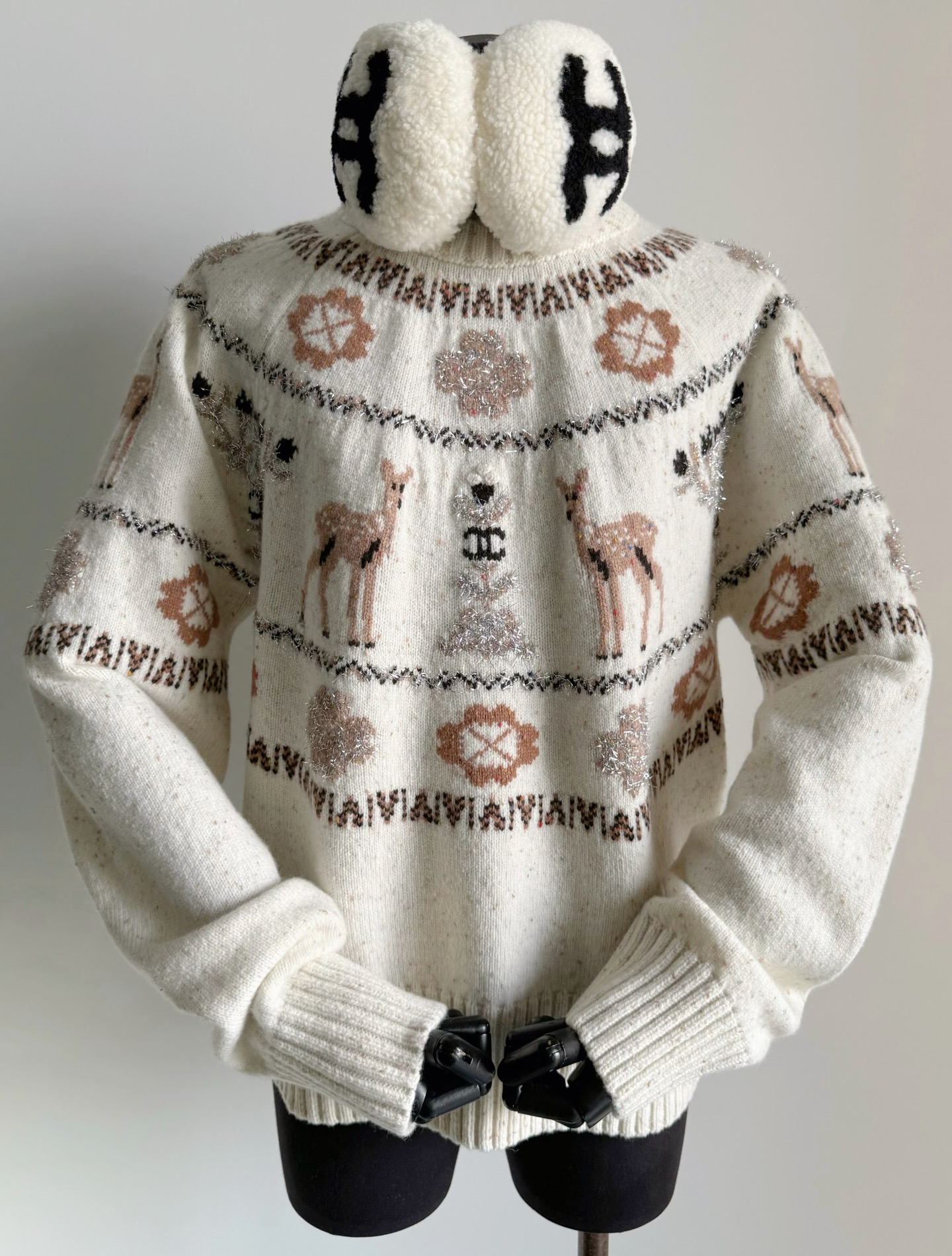 NO:653585,We made this sweater for more than a month. Those who don’t know it think it is “not strong enough”. Only those who know it know how much craftsmanship and detail there is. It will definitely take time to restore it!! The fawn sweater for the ski season that has been compared by the whole Internet. More than 20 kinds of wool are custom-woven and dyed. It took more than a month. My Dingran wool is the fastest on the market. If the market has shipped it in advance, you can imagine that it is not custom-woven and dyed wool at all. Oatmeal color with sesame bottom, rich texture and layering. Front and rear positioning jacquard paths and various elements.  The double Cs including the spliced parts of the sleeves are complete. There are also many three-dimensional crochet parts. You can buy my version to compare at will,,sweaters,alexander wang19860909这件毛衣我们做了一个多月 不懂的以为“实力不够” 懂得才知道有多少工艺和细节 一定需要时间才能还原 !! 接受全网对比的滑雪季小鹿毛衣 定织定染超过20种毛料,一个多月 市面我家定然的毛料是最快的 如果市场事先出货的,可想而知 根本不是定织定染的毛料 燕麦色加芝麻底,富有肌理感层次感 前后定位提花小路加各种元素 包括袖子拼接部分的双C都是完整的 还有很多立体钩花的部分 可以入手我家版本去随意对比,,sweaters,alexander wang,Women's clothing