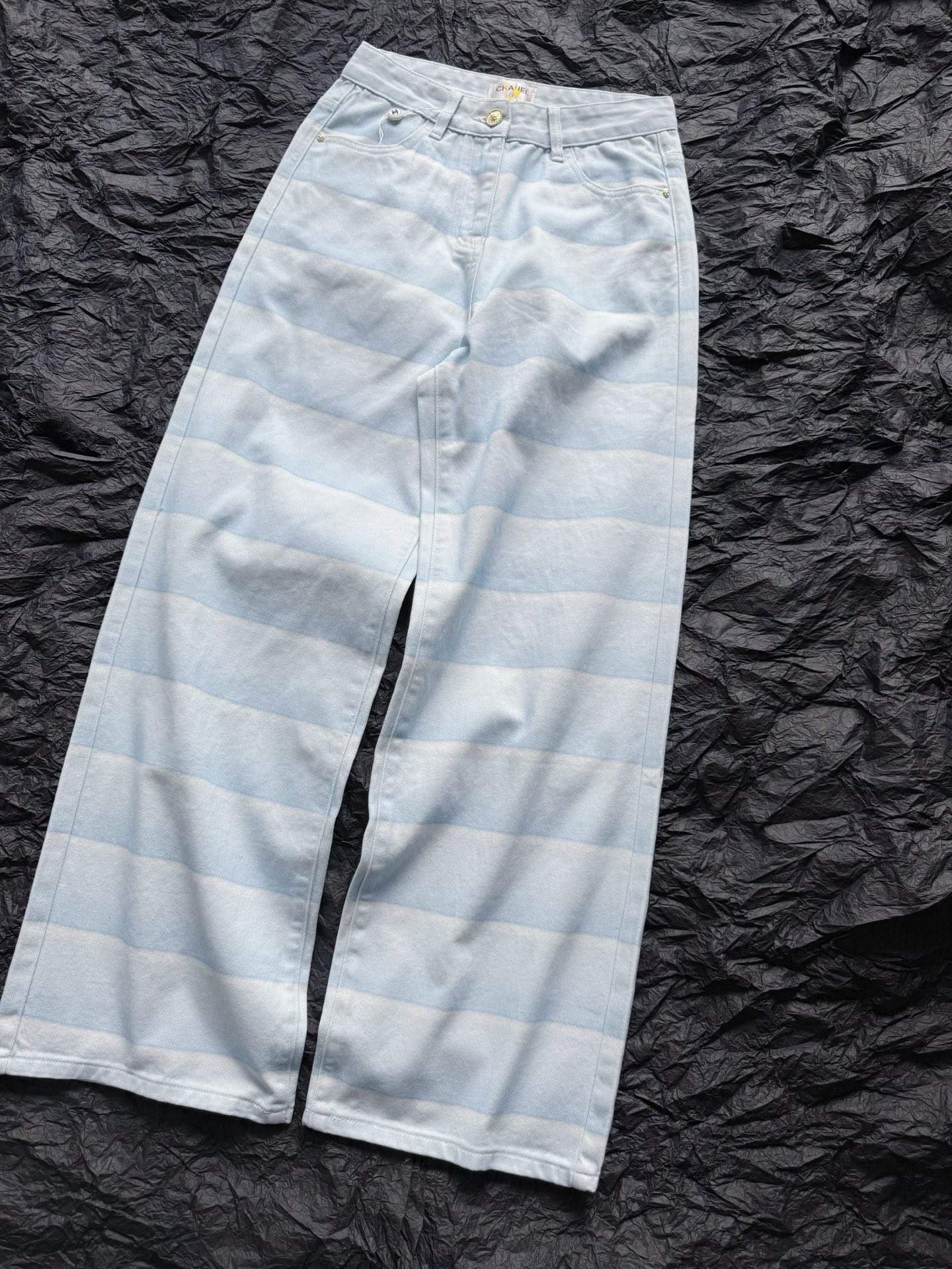 NO:653569,A pair of versatile jeans that I must buy at 26C. I saw the first batch of vic’s upper body try-on pictures and I really feel that they are easy to wear and go well with ~~ The very recognizable gradient striped denim and cotton fabric, the distressed washes have rich and colorful textures, and the mid-high waist straight-leg pants are very tolerant of any leg shape. I bought the sweater category from the ski series. These pants can be said to be versatile, and they also become a perfect decoration when paired with a down jacket/coat.  ~~,,jeans,sweaters,down jacket,alexander wang1986090926C必买的一条百搭牛仔裤 看了首批vic的上身试穿图 确实是感受到好穿又好搭 ~~ 超有辨识度的渐变条纹牛仔棉面料 做旧洗水层次感丰富多彩 中高腰剪裁直筒裤型 对任意腿形的包容度都极高. 入手滑雪系列的毛衣品类 这条裤子可以说是万能搭 再套个羽绒服/大衣 它也很成为恰到好处的点缀 ~~,,jeans,sweaters,down jacket,alexander wang,Women's clothing