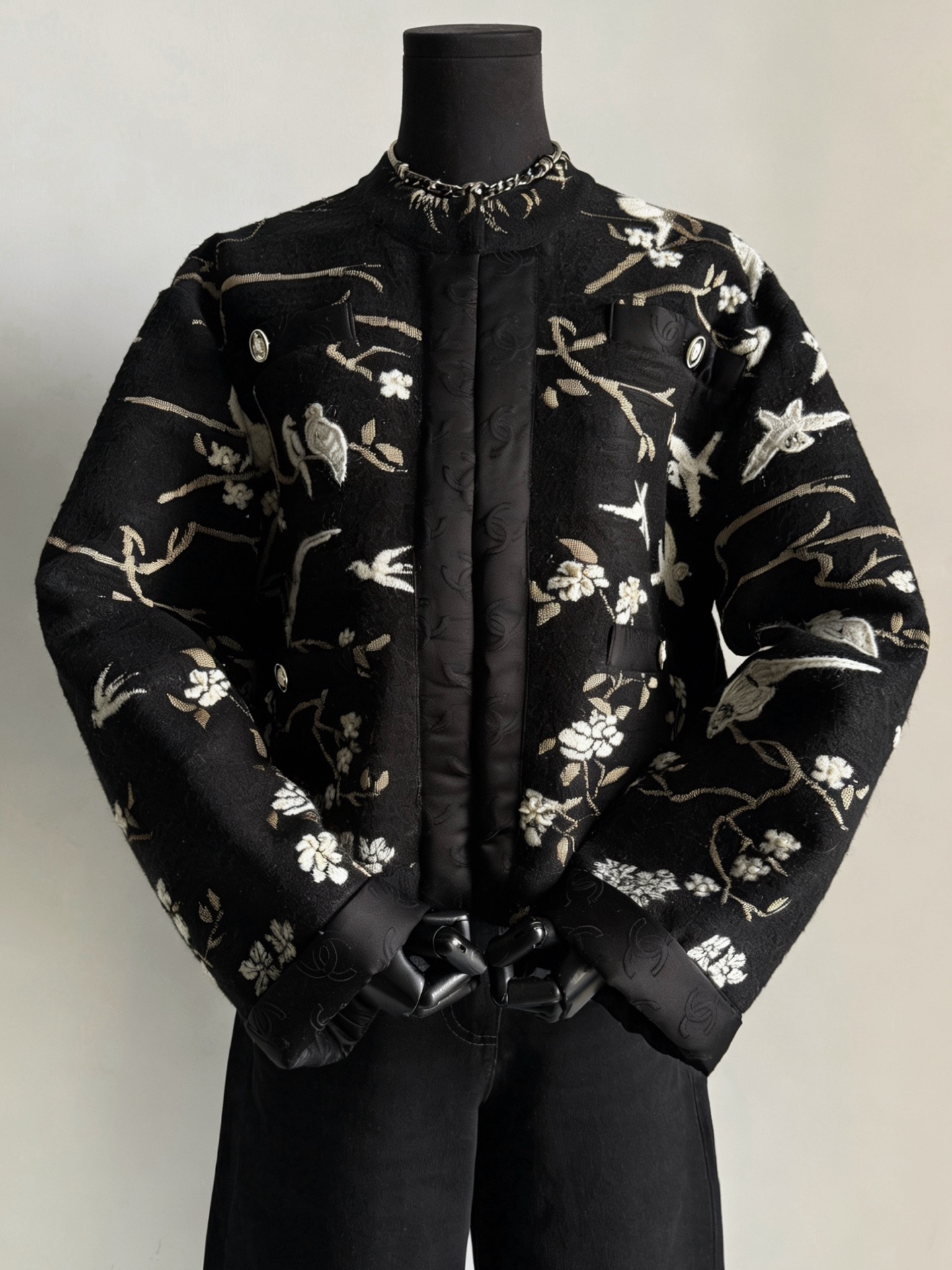 NO:653628,Vanity Fair identity logo jacket in the second half of the year. Wearing it is a low-key declaration of the status of a rich woman!! Enough to make you easily stand out in any occasion. 25A·Hangzhou Handicraft Workshop limited edition. Real photos cannot show half of the heavy work and exquisiteness of the real thing. The workmanship of this piece can only be seen from a distance in a small factory, and even Fuke does not have the strength. yb has started to order wool + cashmere and other woolen fabrics. It is very thick and straight, and is by no means soft and invisible.  Heavy embroidery, jacquard, hand-drawn borders, hand-picked seams make it feel like wearing Chinese-style art on the body. The lining is made of 18 ounces of silk, and the super three-dimensional protruding double C is also very different from the usual coat lining. Unsurprisingly, this is the only batch, because it takes too long to replenish the order. This is a coat that can be passed down in the wardrobe, jackets & coats, real silk, alexander wang19860909下半年名利场·身份的标识外套 穿上身就是富婆身份的低调宣告 !! 足以让你在任意场合轻松出挑 25A·杭州手工坊限定款 实拍展现不了实物一半的重工和精致 这一件的做工小厂只能远观 而连fuke的实力都没有. yb入手开定羊毛+羊绒等多种毛呢面料 非常厚实挺拔,绝不是软趴无形的 重工刺绣,提花,手工描边,手工挑缝 仿佛把国风艺术品穿在身上 内衬18姆真丝重磅打造,超立体凸出的双C 和平时的外套内衬也是天壤之别 不出意外仅此一批,因为补单太久 这是一件衣橱可以传承的外套,,jackets & coats,real silk,alexander wang,Women's clothing