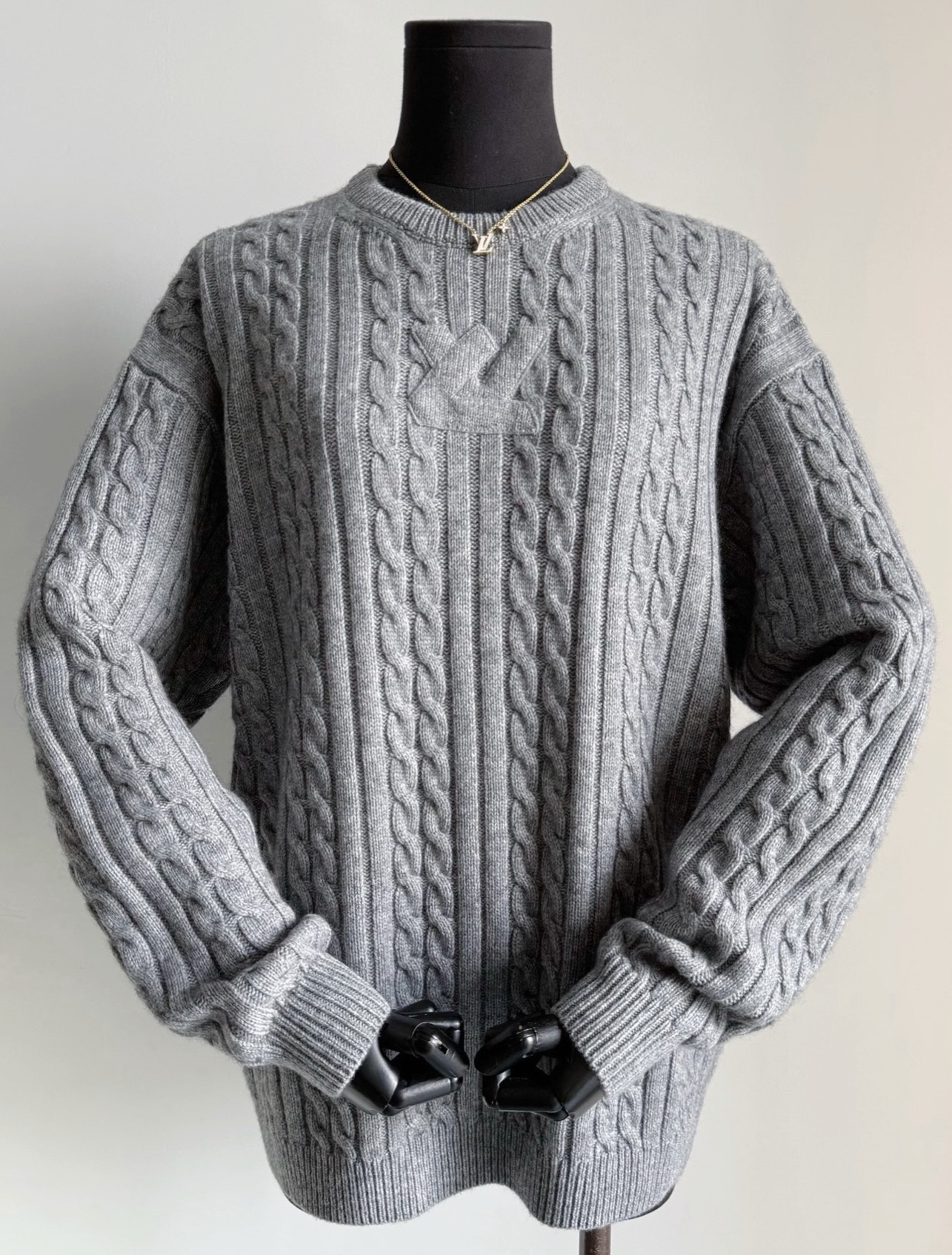 NO:653621,The 1V·SS26 early spring series is being stocked one after another. It can be worn under the hood now or worn alone in the spring. Simple, low-key and meaningful thick sweaters. It is wise to buy first when the first batch of good products is available ~~ Custom-woven and dyed raw-color sheep wool, no color difference. Thick-needle knitted vertical striped pattern design is rich in layers and full of elasticity. The cabinet is also the same style for men and women. The casual version is quite correct. Any body shape can wear it to suit your own feeling. Precisely positioned jacquard logo  A little embellishment is enough to show your dignity,,sweaters,alexander wang198609091V·SS26早春系列陆续入库中 当下可以内搭,开春单穿 简约低调又有内涵的厚实毛衣 趁首批好货率先入手才是聪明人 ~~ 定织定染原色绵羊毛毛料,无色差 粗针针织竖条胶花设计 富有层次感,弹力十足不设限 柜子也是男女同款随意版型相当正 任意身材都可以穿出自己的feel 精准定位提花logo 一点小小的点缀就足以显贵,,sweaters,alexander wang,Women's clothing