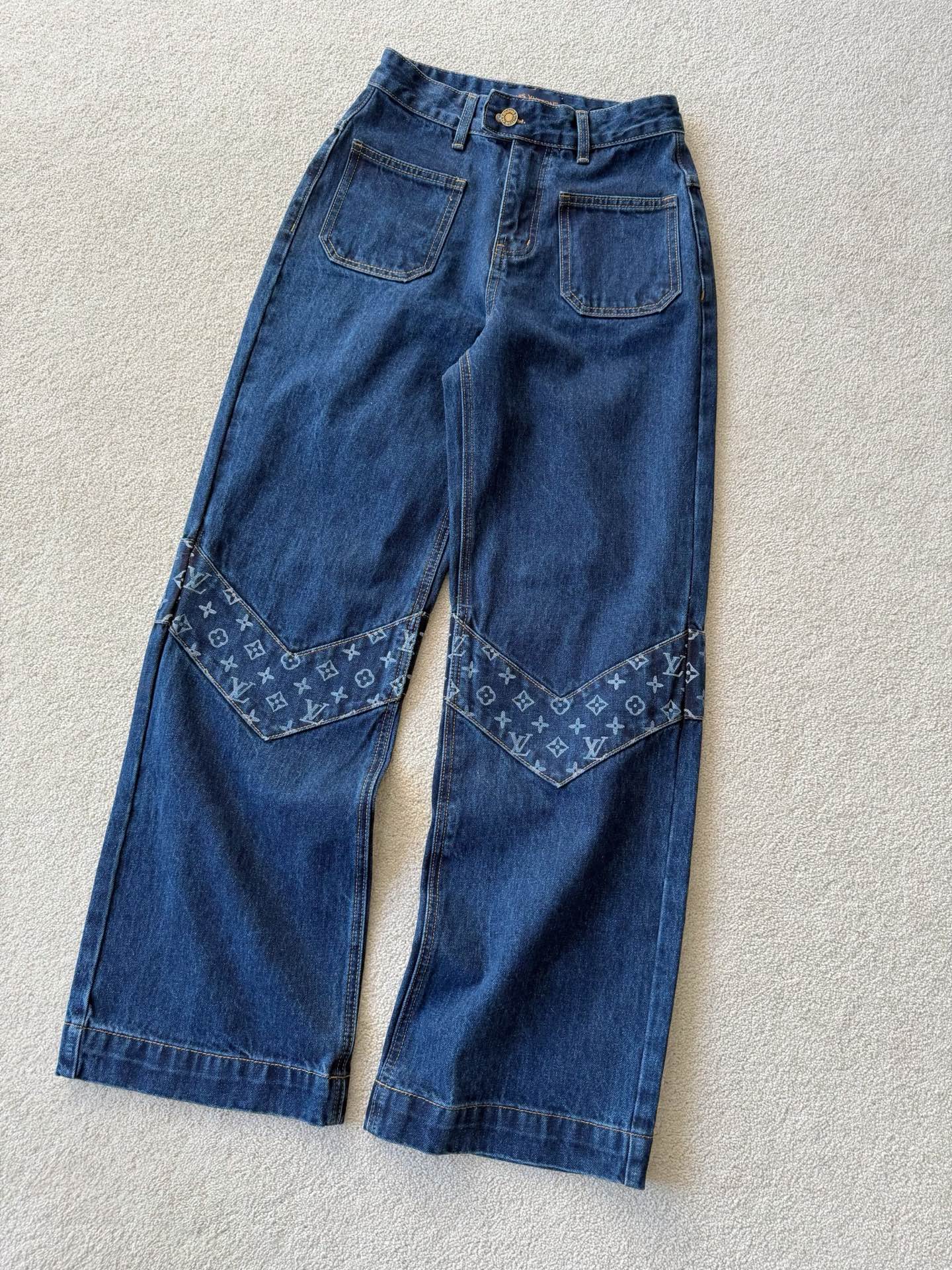 NO:653607,26ss early spring new V-shaped jeans. Another pair of amazing pants we have discovered!! Can’t wait for the spring, so we worked overtime to get them out so that you can wear them with the first batch of VIPs. The custom-made dark blue denim cotton is in the right color. The three-dimensional cut is mid-high waist and straight pants. The V-shaped jacquard logo is spliced into small details. It visually lengthens the calf proportions and beautifies the lines. Both tall and short people can wear it gracefully. It has all the small details it needs. It can be paired with sweaters/sweaters/all kinds of down jackets.  What you see is what you get high quality,,hoodie,sweatshirts,jeans,sweaters,down jacket,alexander wang1986090926ss早春新款V字牛仔裤 又一条神裤被我们挖掘到了 !! 等不及开春,加班加点赶出来 让你们和首批vip一起穿上 定制深蓝色牛仔棉颜色很正 立体剪裁中高腰,直筒裤型 拼接V字提花logo小细节 视觉上拉长小腿比例,美化线条 高矮个子都能大大方方驾驭它 该有的小细节都有 可搭配卫衣/毛衣/各类羽绒服 所见即所得高品质,,hoodie,sweatshirts,jeans,sweaters,down jacket,alexander wang,Women's clothing