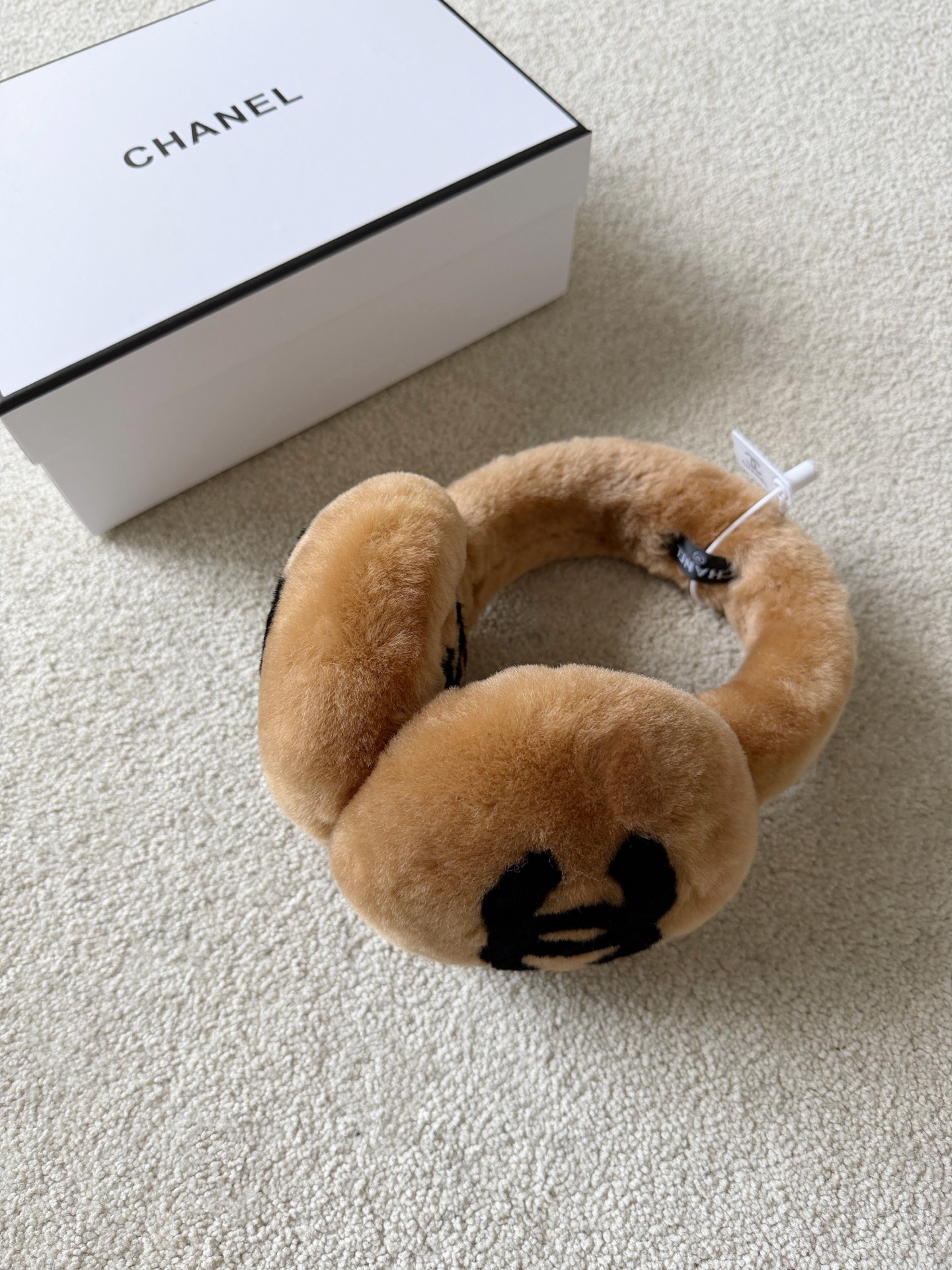 NO:653592,The foldable earmuffs you are familiar with, brown real photos. My Australian wool earmuffs have accumulated sales + sales. The sales volume speaks for itself and distinguishes the market. You can compare any version you have. Australian wool fabrics are made with more materials than ordinary earmuffs. This one also looks smaller when worn. Each one took 1-2 hours to be hand-cut. The round and full logo is also very cute. This product is stowable and easy to carry when going out. It is also a must-have item for taking pictures in the snow scene, alexander wang19860909你们熟悉的可折叠耳罩·咖色实拍 我家澳洲羊毛耳罩 已经累计销售+ 销量自己会说话,区别市面 可接受你们手上任意版本的对比 澳洲羊毛面料制作用料比普通耳罩多 这款带上也更显脸小 每一个都历时1-2小时精工手剪 圆润饱满logo也非常乖 这款可收纳,方便出门携带 也是雪景里拍照的必备单品,,alexander wang,Women's clothing