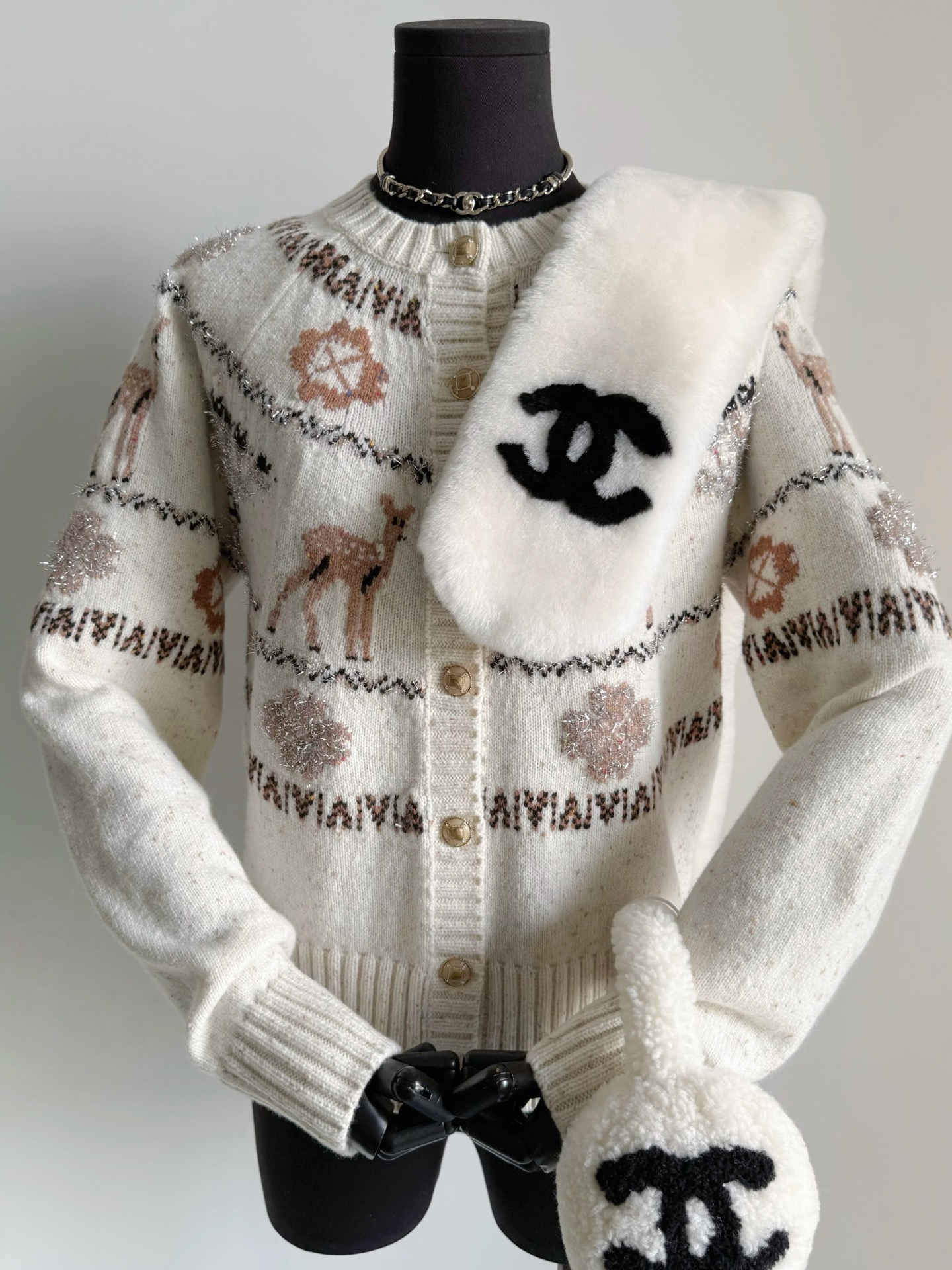 NO:653576,We made this sweater for more than a month. Those who don’t know it think it is “not strong enough”. Only those who know it know how much craftsmanship and detail there is. It will definitely take time to restore it!! The fawn sweater for the ski season that has been compared by the whole Internet. More than 20 kinds of wool are custom-woven and dyed. It took more than a month. My Dingran wool is the fastest on the market. If the market has shipped it in advance, you can imagine that it is not custom-woven and dyed wool at all. Oatmeal color with sesame bottom, rich texture and layering. Front and rear positioning jacquard paths and various elements.  The double Cs including the spliced parts of the sleeves are complete. There are also many three-dimensional crochet parts. You can buy my version to compare at will,,sweaters,alexander wang19860909这件毛衣我们做了一个多月 不懂的以为“实力不够” 懂得才知道有多少工艺和细节 一定需要时间才能还原 !! 接受全网对比的滑雪季小鹿毛衣 定织定染超过20种毛料,一个多月 市面我家定然的毛料是最快的 如果市场事先出货的,可想而知 根本不是定织定染的毛料 燕麦色加芝麻底,富有肌理感层次感 前后定位提花小路加各种元素 包括袖子拼接部分的双C都是完整的 还有很多立体钩花的部分 可以入手我家版本去随意对比,,sweaters,alexander wang,Women's clothing