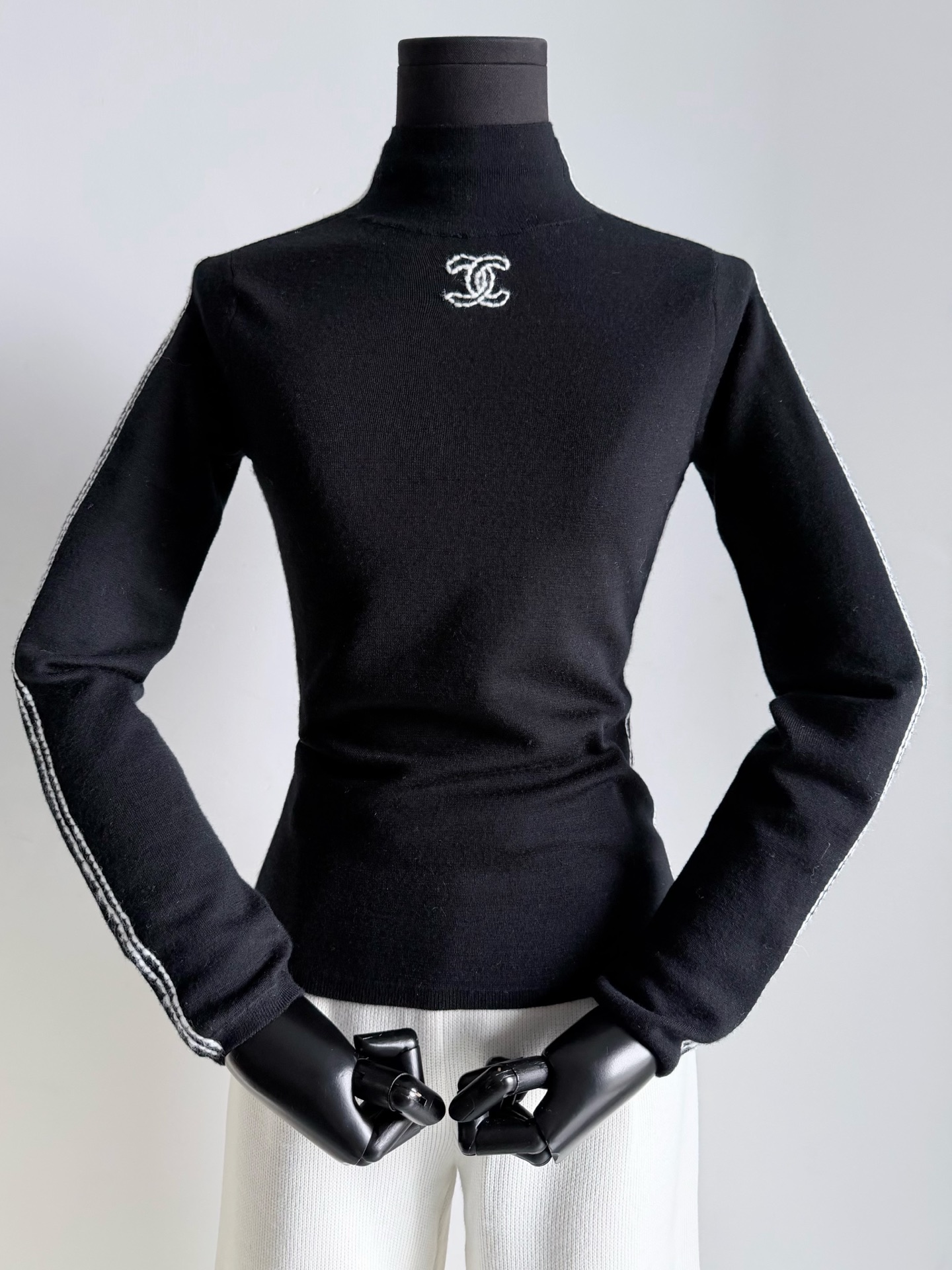 NO:653562,Black·detailed real-life pictures. The real-life pictures cannot show its importance at all. It is different from the base layers already in the wardrobe. Its tightness and feel cannot be replaced by ordinary base layers.,,alexander wang19860909黑色·细节实拍图 实拍完全展示不了它的重区别于衣橱已有的打底 它的紧实和手感 是普通的打底衫无法替代的.,,alexander wang,Women's clothing
