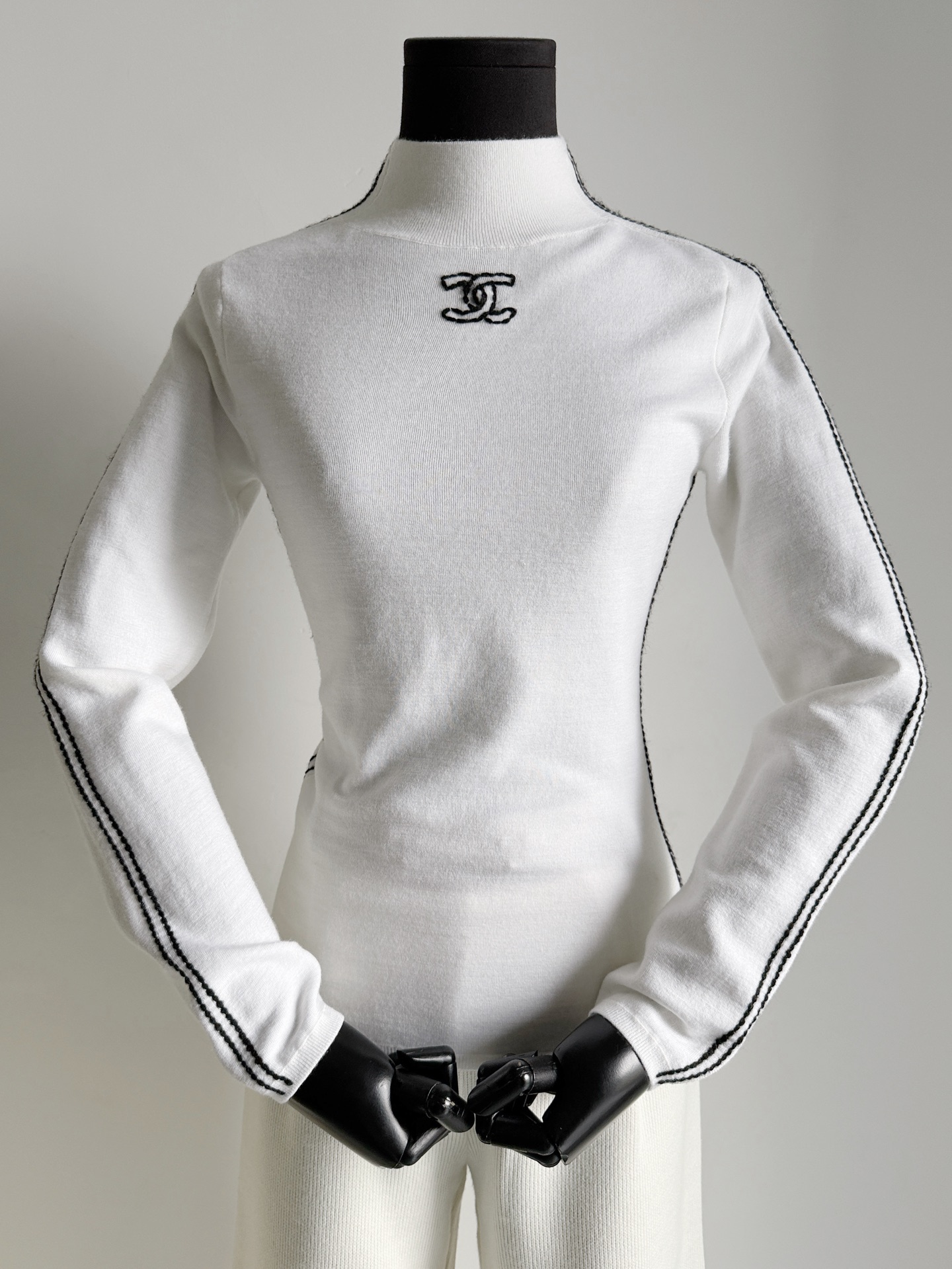 NO:653548,A minimalist sweater that looks simple but is actually very heavy-duty. It can be seen from the wholesale price that it is by no means the squishy base layer you imagined. It took 35 days to complete and all details were matched, including the feel and firmness, and the upper body effect. My family can easily wear various uneven versions. Custom-woven and dyed ultra-fine wool wool, extremely high density, extremely fine weave. The shape is very correct, the upper body is slim and slim, and the wrapping is excellent. Double logos on the chest and side webbing.  It's all done manually and with machines, which is time-consuming and labor-intensive. The working hours for each piece are no shorter than a coat, jackets & coats, sweaters, alexander wang19860909看似简单实则非常重工的极简毛衣 从批发价就看得出来 绝不是你想象中的软塌打底衫 历史35天完成,所有细节对版 包括手感和紧实感,上身效果 我家都轻松吊打各种参差不齐的版本. 定织定染极细羊毛毛料 密度极高,极细的织法 版型很正,上身修身显瘦包裹性极佳 胸前的双Clogo和侧面织带 都是人工辅助机器完成,耗时耗力 每一件的工时不比一件外套短,,jackets & coats,sweaters,alexander wang,Women's clothing