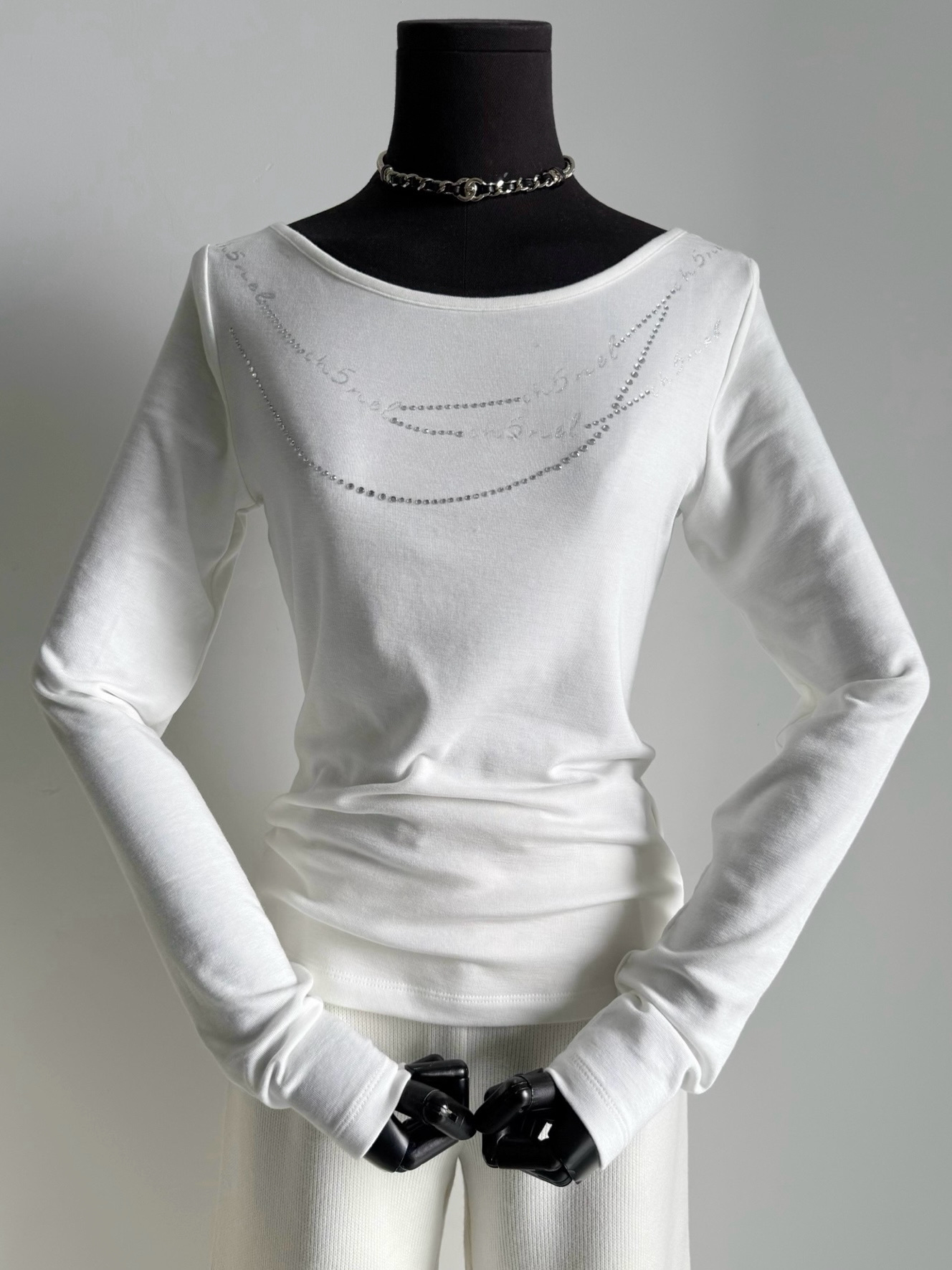 NO:654619,The two-color bottoming shirt is reserved as soon as the bulk goods arrive in the warehouse. It is exquisite, comfortable and effortless. Compared with other bottoming shirts in the wardrobe, this one is considered the best in terms of comfort and appearance. Customized wool + Tencel extra-large elastic cotton fabric is suitable for close-fitting wear and has a 'warming effect'. The hot diamond with the texture of the chain on the chest creates a sense of sophistication. The low neckline also makes autumn and winter no longer dull. Pair it with the mink/down jacket/cashmere coat in the wardrobe,,down  jacket,alexander wang19860909大货入库立马自留两色的打底衫 精致舒适不费力 相对于衣橱的其他打底衫 不论是舒适度还是颜值 这一款都算得上佼佼者 定制羊毛+天丝超大弹力纯棉面料 适合贴身穿,自带“加温效果” 胸前链条质感的烫钻营造精致感 偏低的领口也让秋冬不再沉闷 搭配衣橱里的水貂/羽绒服/羊绒大衣,,down jacket,alexander wang,Women's clothing