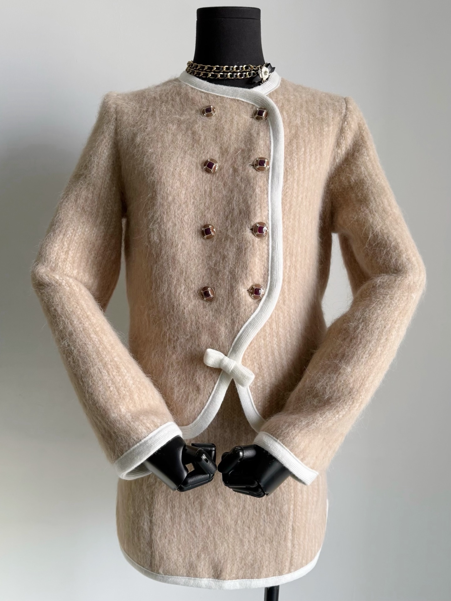 NO:654604,It is impossible to describe this series in simple words. It seems simple, but in fact it is very difficult to restore. We bought yb and conquered a variety of processes, especially the contrast of the saturation of the fabric and the pattern. We individually adjusted it dozens of times before we were satisfied!! The real thing is a very thick knitted jacket, custom-woven and dyed mohair and sheep wool. The tightly woven texture is clearly visible, and then it is brushed. Each piece is artificially brushed for several hours. The inner lining is 18-millimeter silk with double logos.  Including hardware, version, and upper body effect, we have done it to the best of our ability, jackets & coats, real silk, alexander wang19860909无法用简单的语言形容这一系列 看似简约,实则还原难度非常大 我们买入yb攻克了多种工艺 特别是面料的饱和度和版型的对照 单独调整数十次才满意 !! 实物是很厚实的针织外套 定织定染马海毛加绵羊毛毛料 紧密织造纹路清晰可见,再经过拉毛 每一件人工拉毛处理好几个小时 内里18姆真丝内衬带有双Clogo 包括五金,版型,以及上身效果 我们都做到了淋漓尽致,,jackets & coats,real silk,alexander wang,Women's clothing